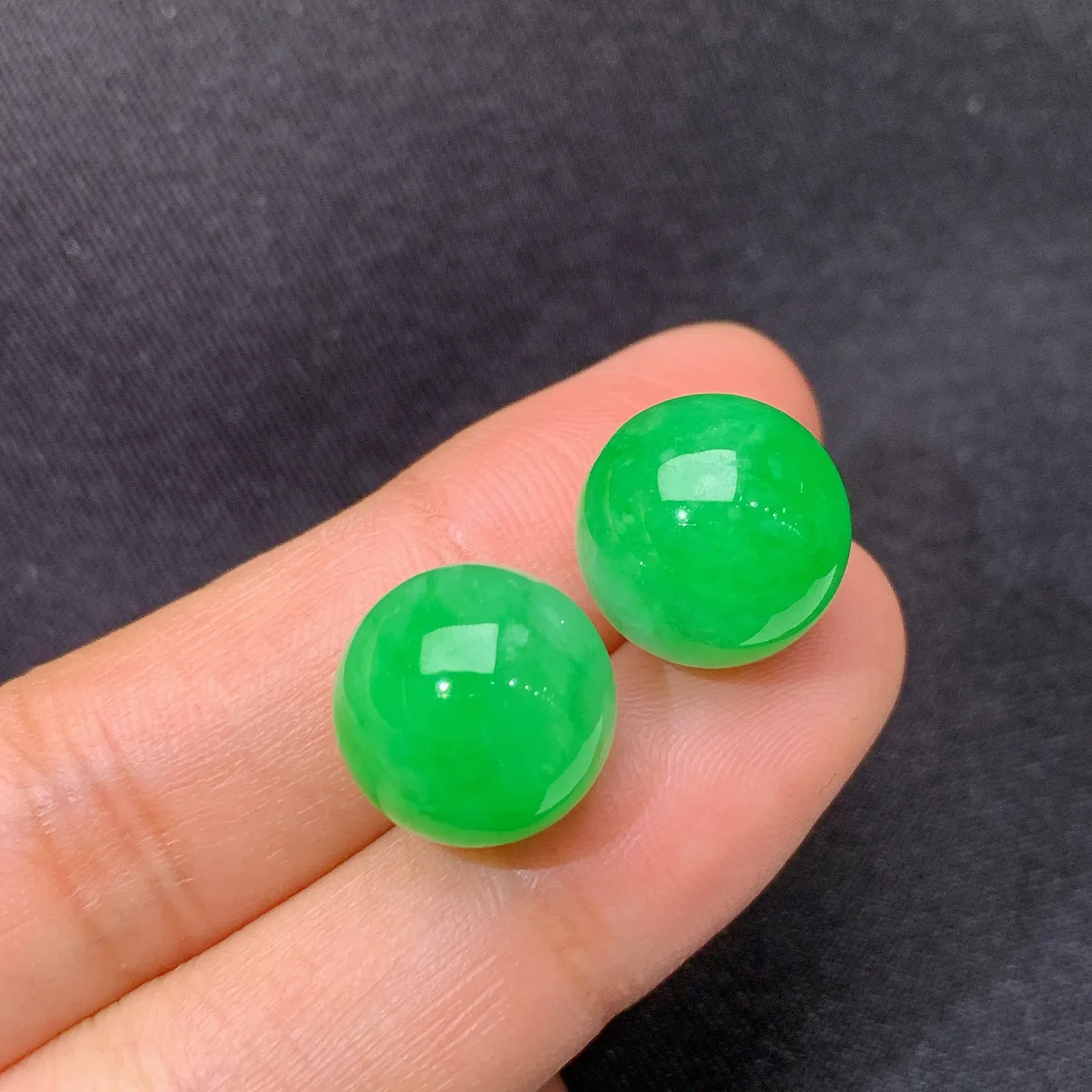 飘绿圆珠一对，镶嵌佳品，冰润细腻，色阳，种水足 Be 直径12.3