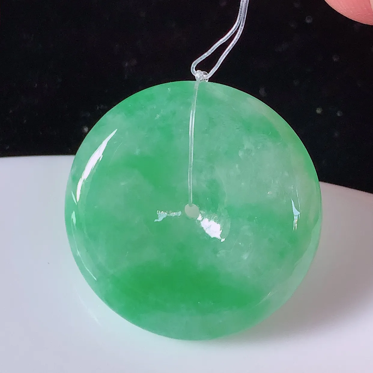 自然光实拍，冰润飘绿翡翠平安扣吊坠，形体饱满圆润，平安扣肥嘟嘟的，平平安安，种水很好，配戴精美！#49.2