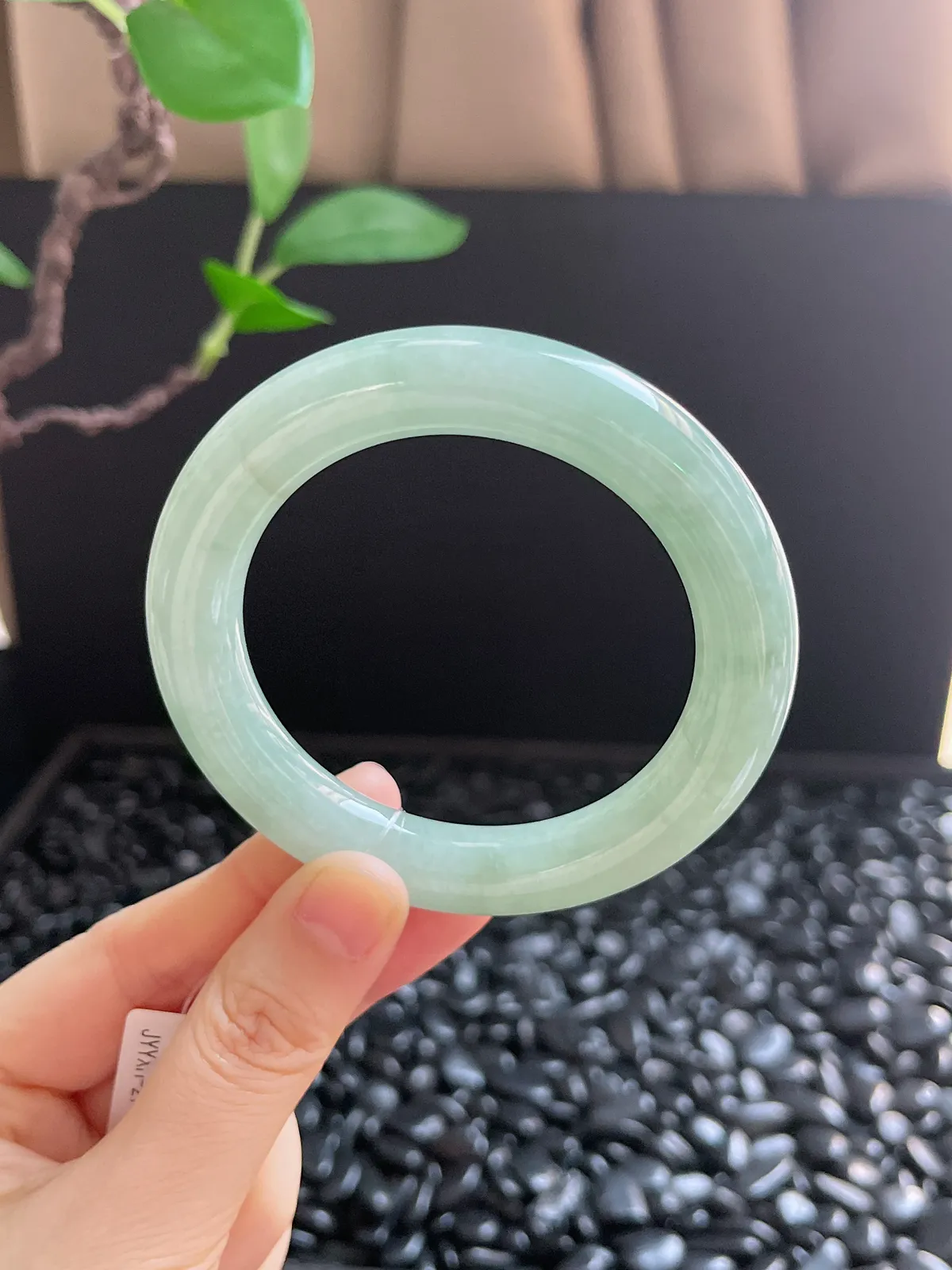 圆镯53.5圈口，翡翠糯化种淡绿色手镯