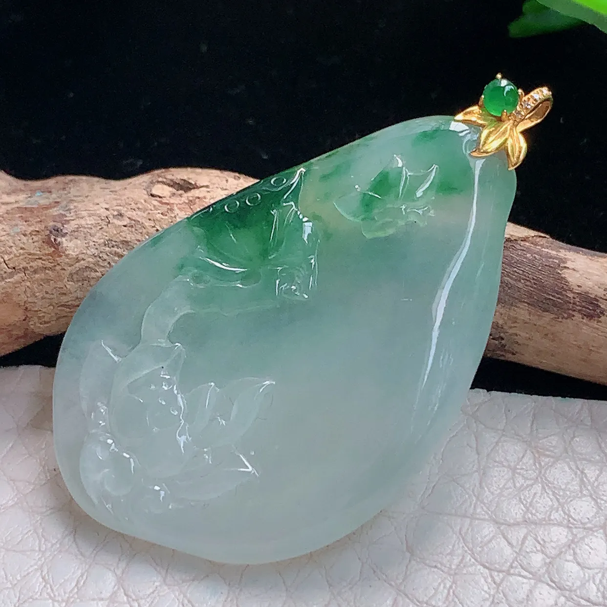 lz实拍44.8*26.5*4缅甸翡翠精雕冰飘花莲花 冰清玉洁玉项坠 玉挂件