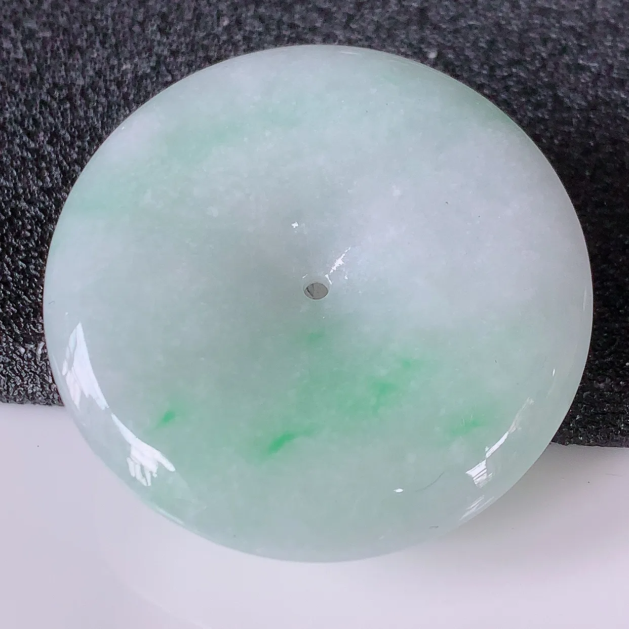 自然光实拍，冰润飘绿翡翠平安扣吊坠，形体饱满圆润，平安扣肥嘟嘟的，平平安安，种水很好， 配戴精美！#97.30