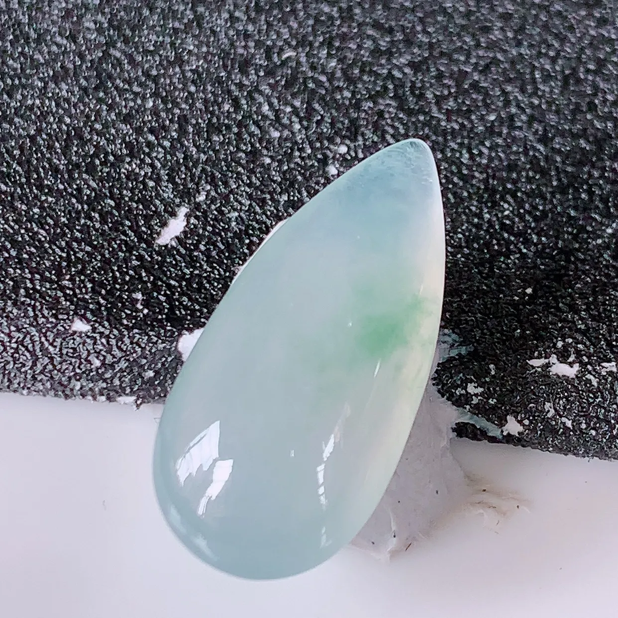 自然光实拍，冰种飘花翡翠水滴戒面，蛋面，翠色灵动，玉质细腻，颜色漂亮，品相佳， 镶嵌更靓，佩戴佳品！