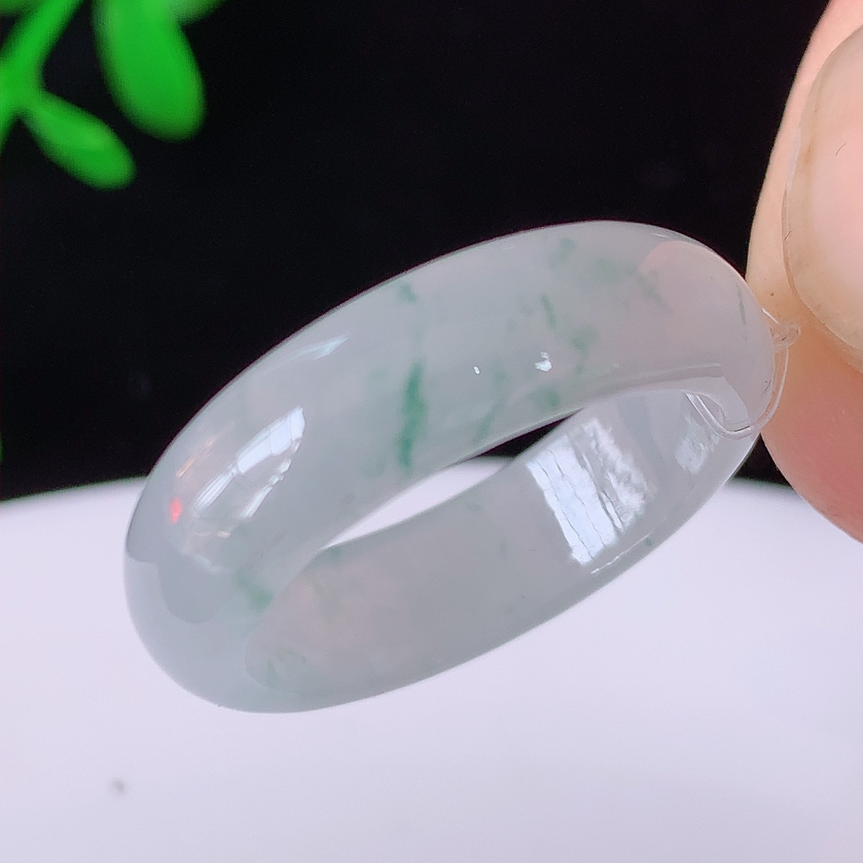 自然光实拍，17.8mm内径翡翠指环，玉戒指，玉质莹润，好精美好冰润的指环，16圈口， 上手纤巧！#49.30尺寸17.8*5.8*3