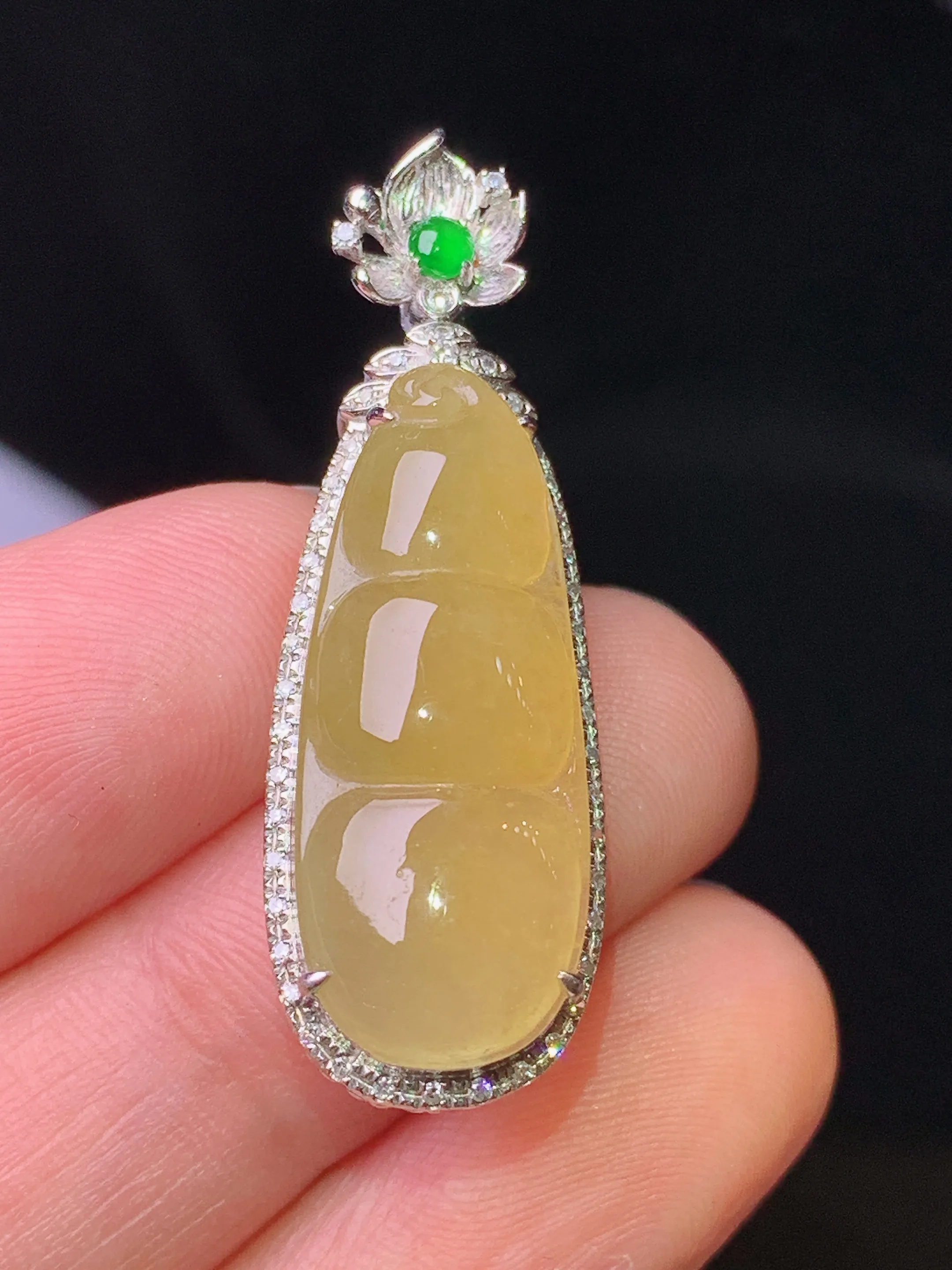 18k金钻镶嵌黄翡四季豆吊坠 玉质细腻 色泽清新艳丽 整体尺寸35.7*12*8