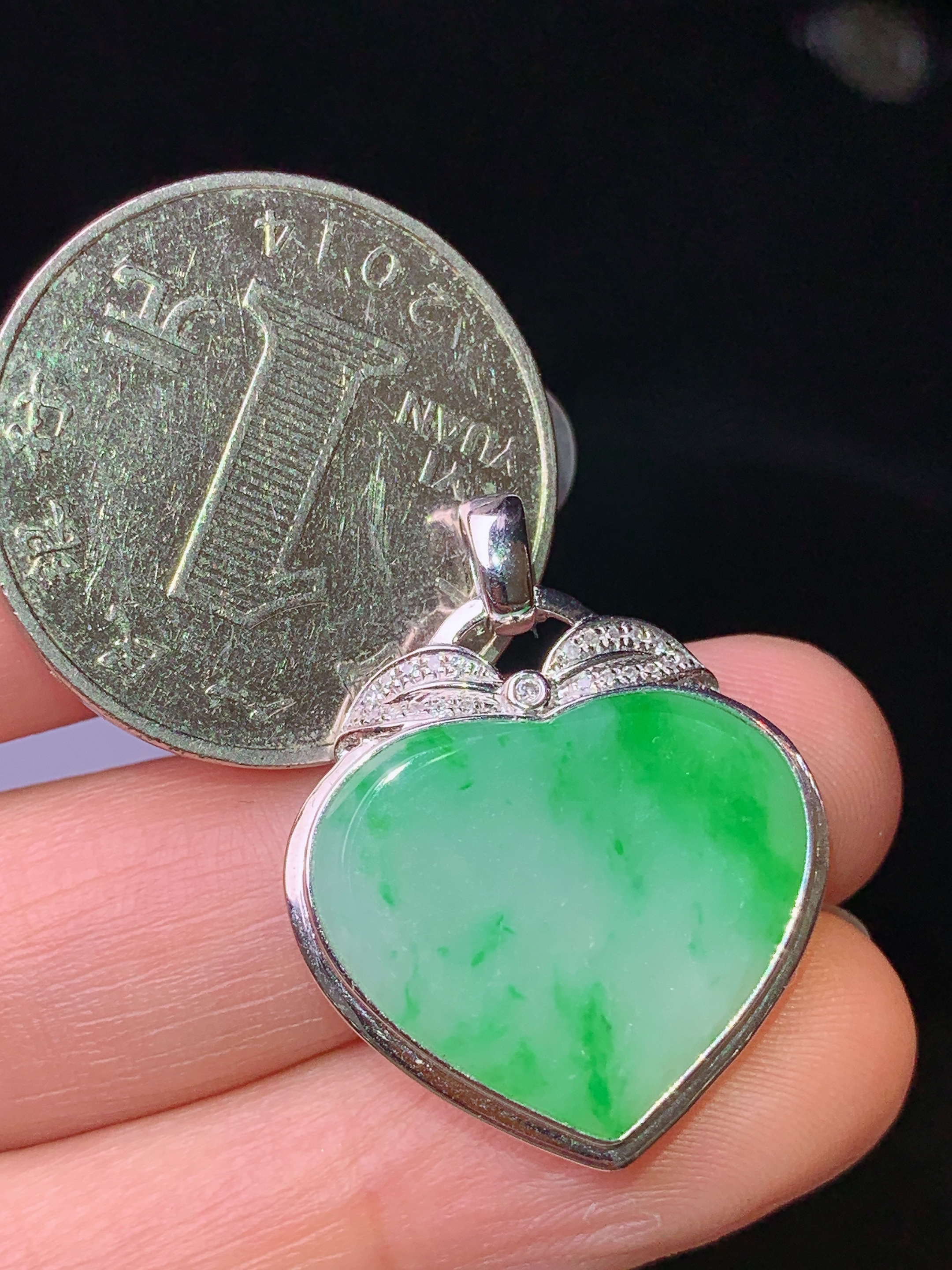 18k金钻镶嵌飘绿心形吊坠 玉质细腻 色泽清新艳丽 整体尺寸27.7*22.2*5