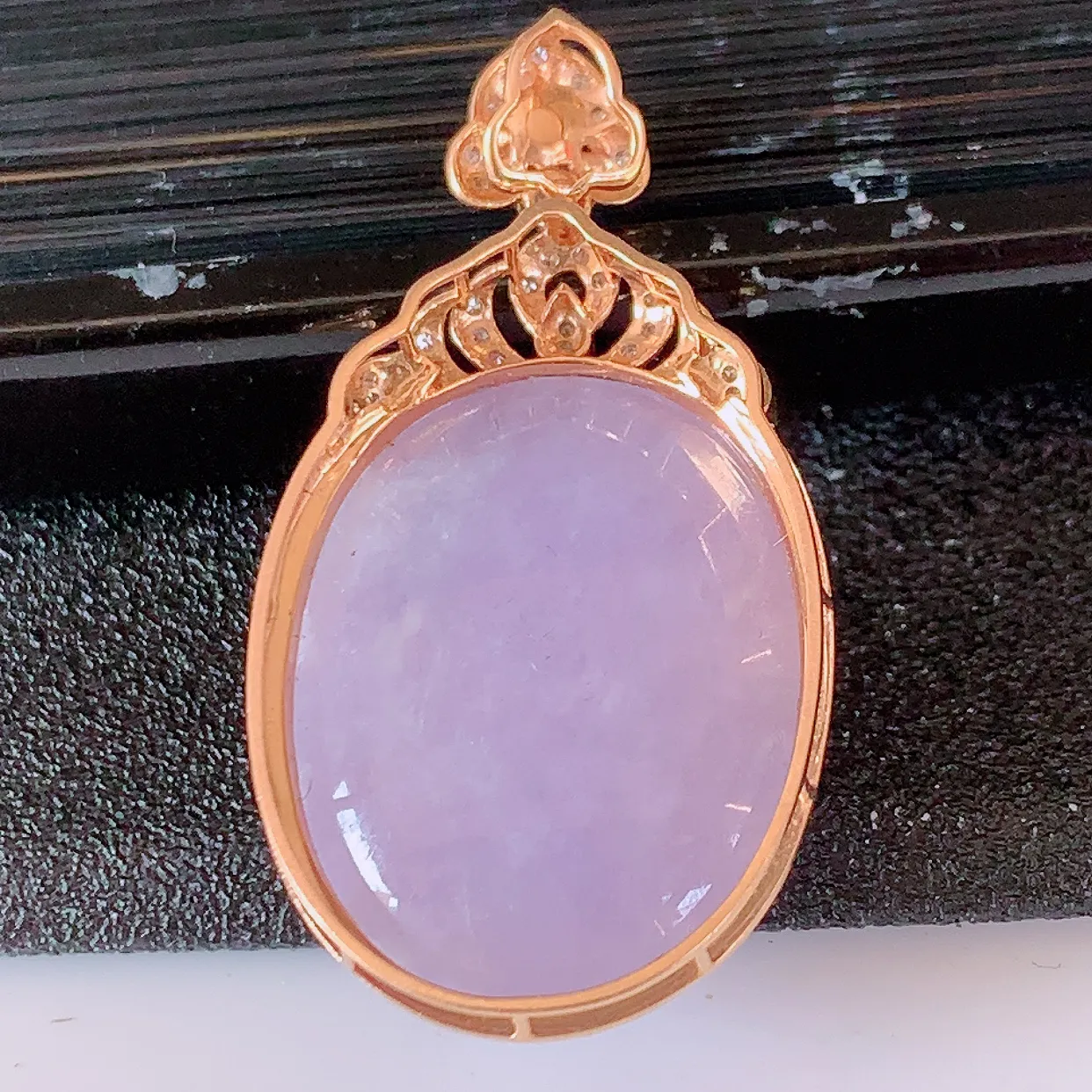 自然光实拍，18K金镶嵌大颗紫罗兰翡翠蛋面吊坠，紫罗兰时‮大尚‬方，款式经典，紫罗兰，佩戴优雅高贵上档次！#83.2整体36.8*19.5*10.8裸石23*17.8