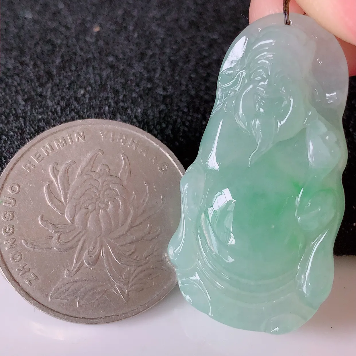 自然光实拍，冰飘绿翡翠招财财神爷吊坠，财神到你家里来，年年月月发大财，形态极为讨喜， 佩戴效果招财迷人#41.30