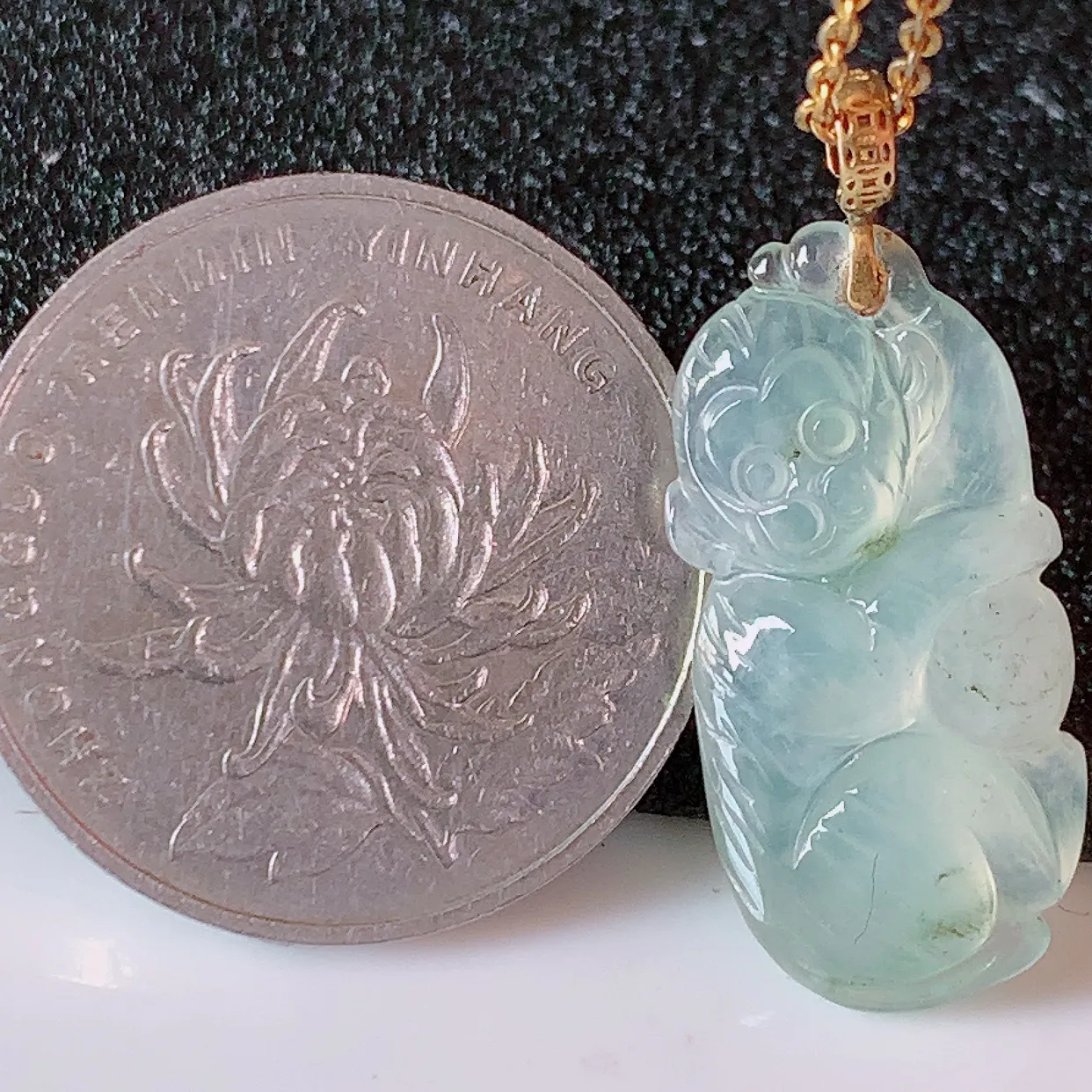 18K金镶嵌冰种翡翠生肖猴子吊坠，种老水足，雕工精湛 ，寓意美好，佩戴时尚出众！#1.2