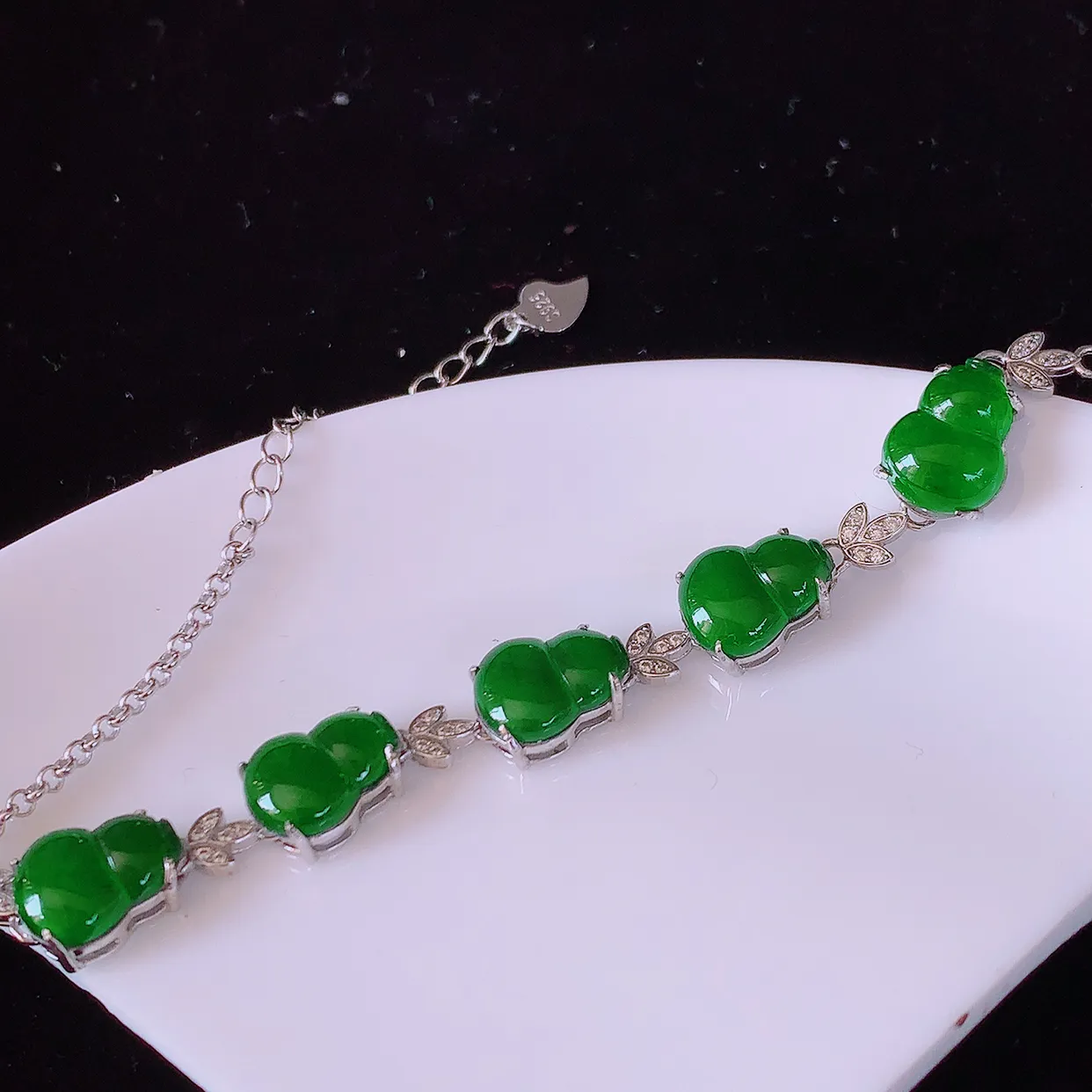 冰透满绿翡翠925银镶嵌手链，自然光实拍，翠色灵动，颜色漂亮，种老水足，品相佳，佩戴佳品！#97.2葫芦取一整体10*8*5裸石10*8