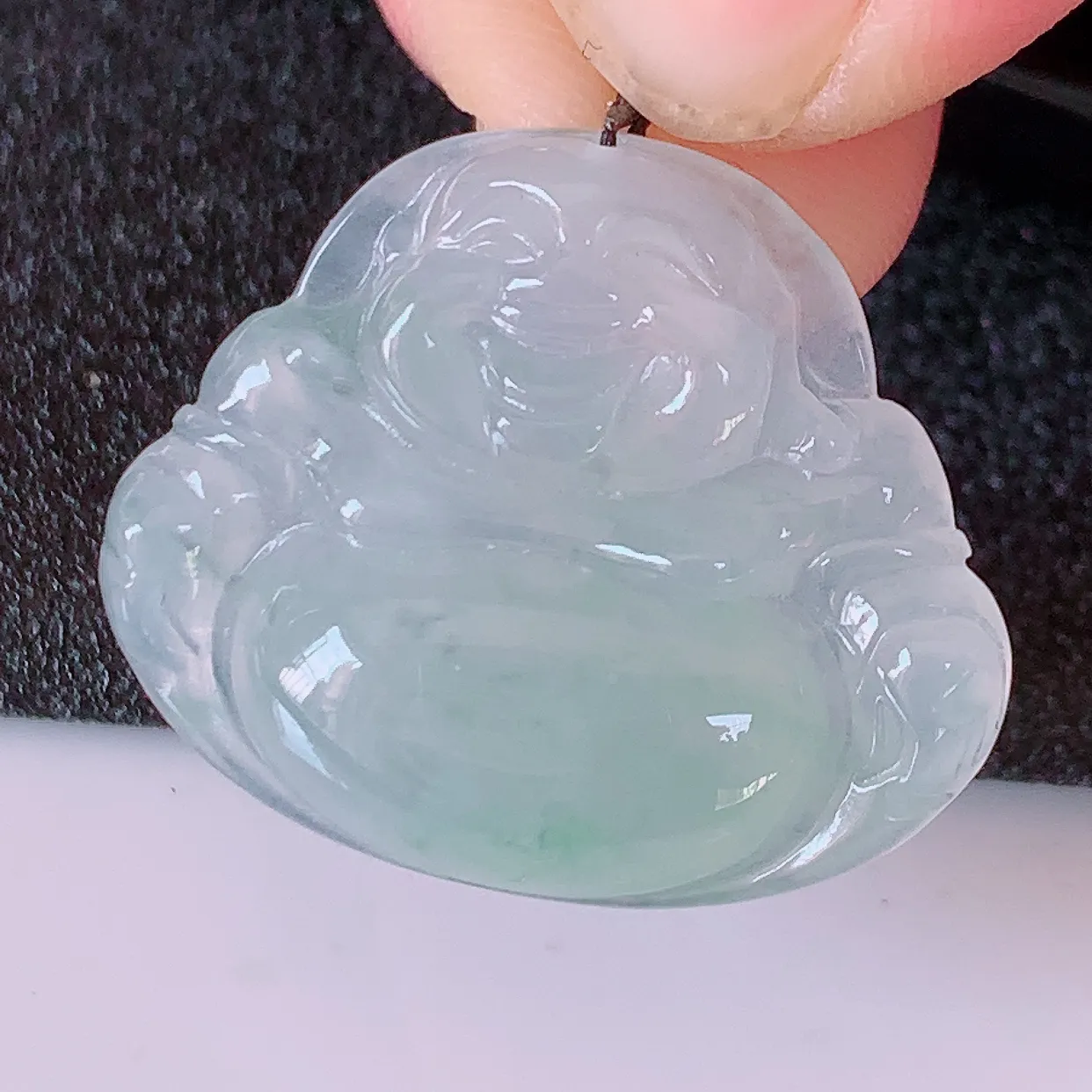 自然光实拍，冰种飘花翡翠佛公吊坠，水灵起胶，翠色迷人，佛公在心中，一生平安，饱满圆润，开怀大笑佛公，配戴灵气十足！#46.2