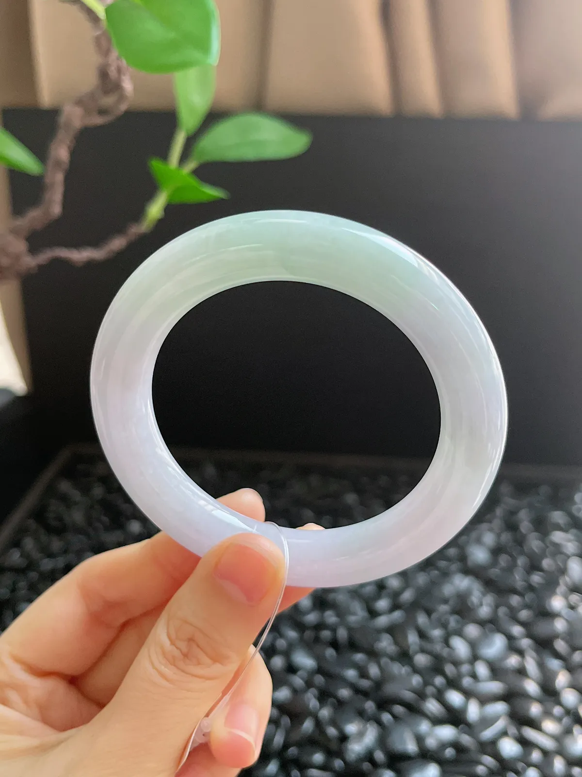 圆镯53圈口，翡翠糯化种淡绿色手镯