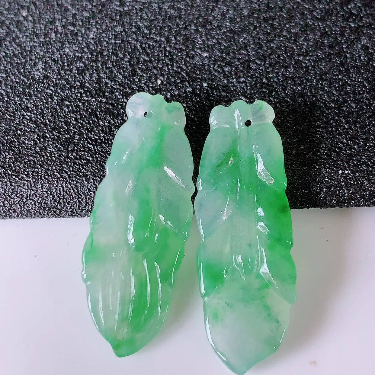 自然光实拍，冰种飘绿翡翠一对羽毛耳坠，翠色灵动，玉质细腻，颜色漂亮，品相佳， 佩戴佳品！配银线 #01.30