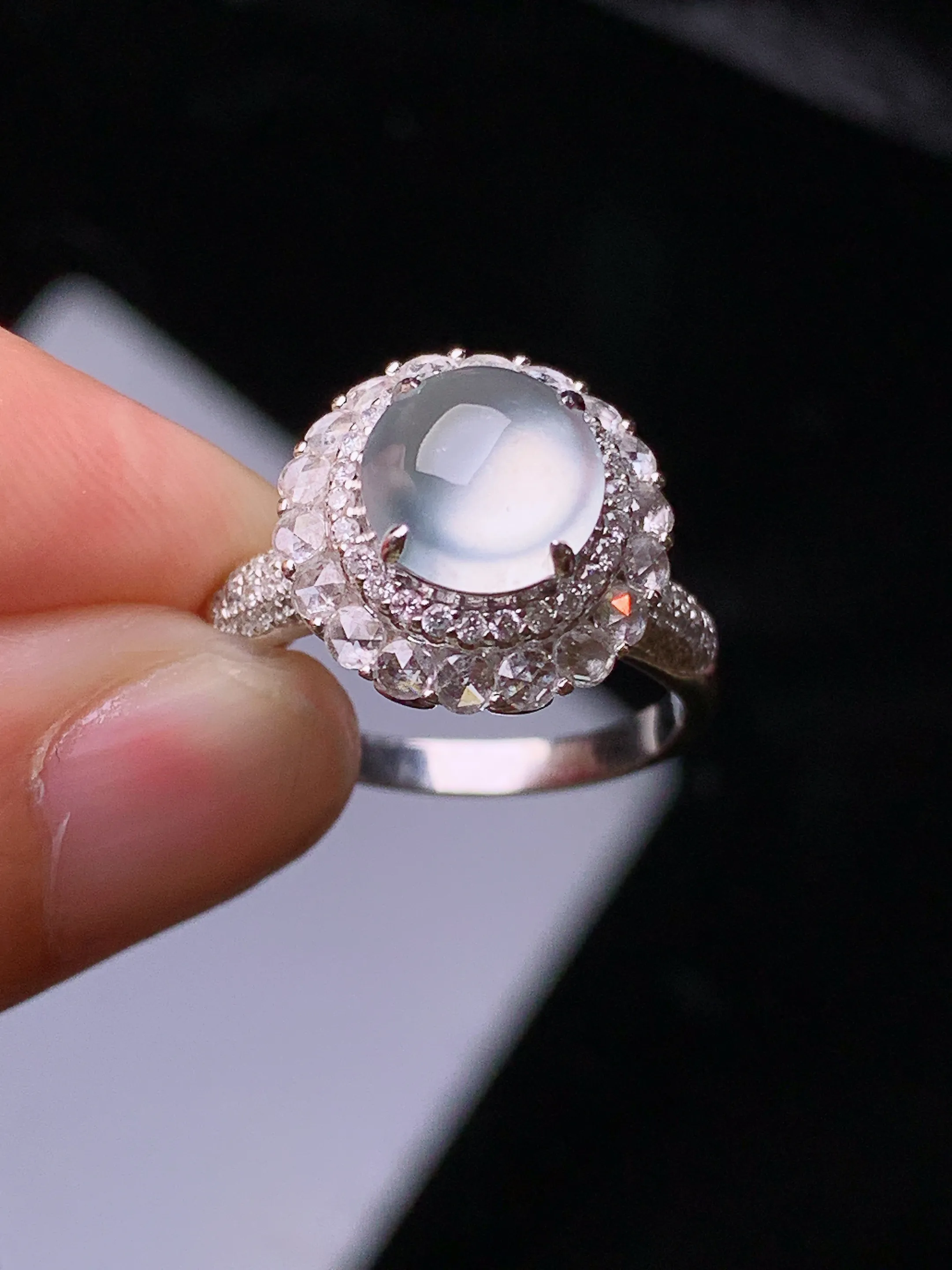 18k金钻镶嵌玻璃种蛋面戒指 玉质细腻 色泽清新艳丽 圈口14 整体尺寸13.5*10.8