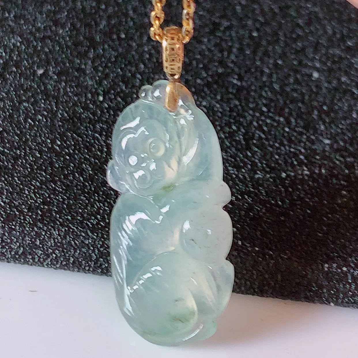 18K金镶嵌冰种翡翠生肖猴子吊坠，种老水足，雕工精湛 ，寓意美好，佩戴时尚出众！#1.2