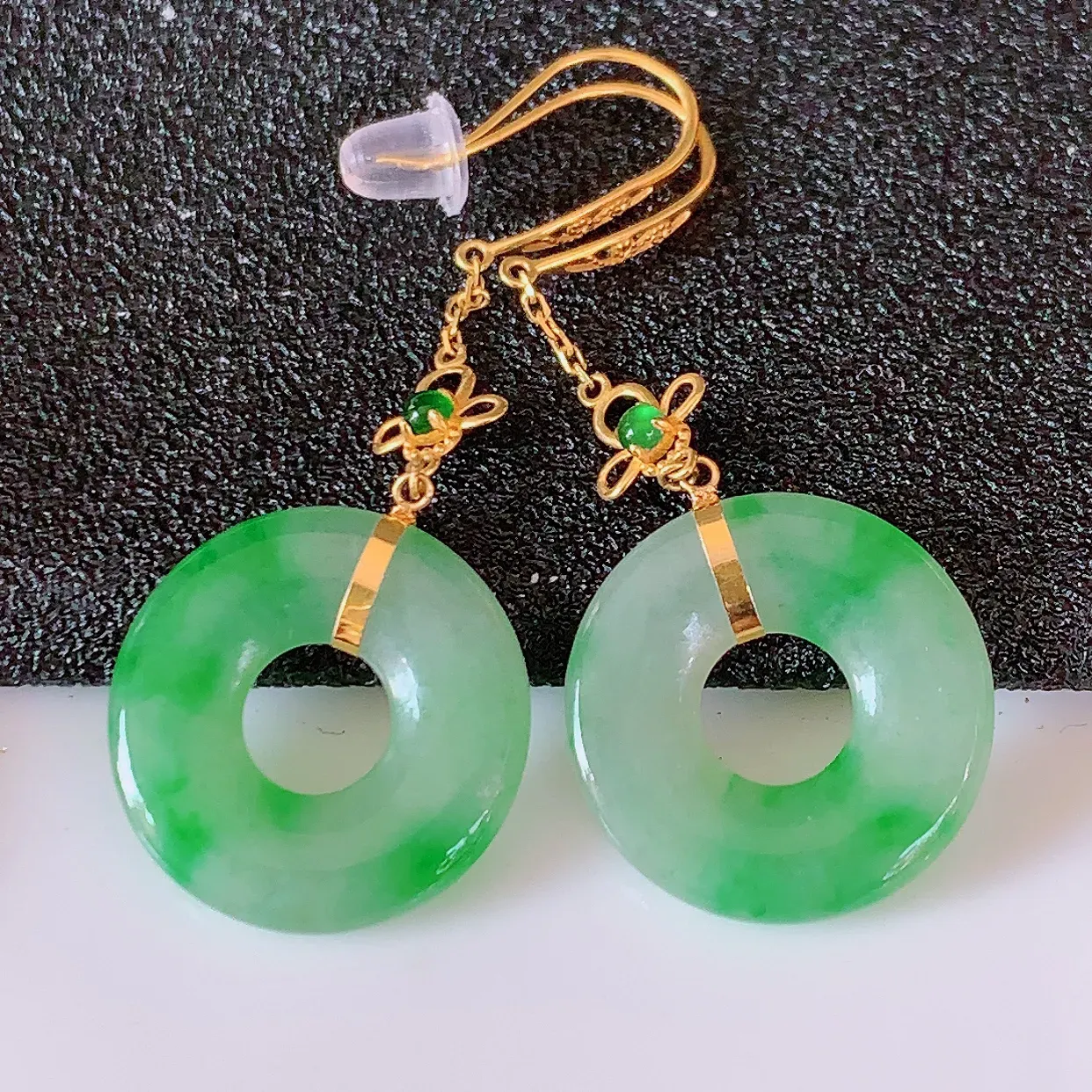 18k金镶嵌冰种飘绿翡翠平安扣耳坠，沁人心脾，耳坠佩戴效果大气出众，尽显气质。种水好，胶感足，颜相当漂亮，高性价比，值得入手品鉴！#1.2整体37裸石14.8*2.6