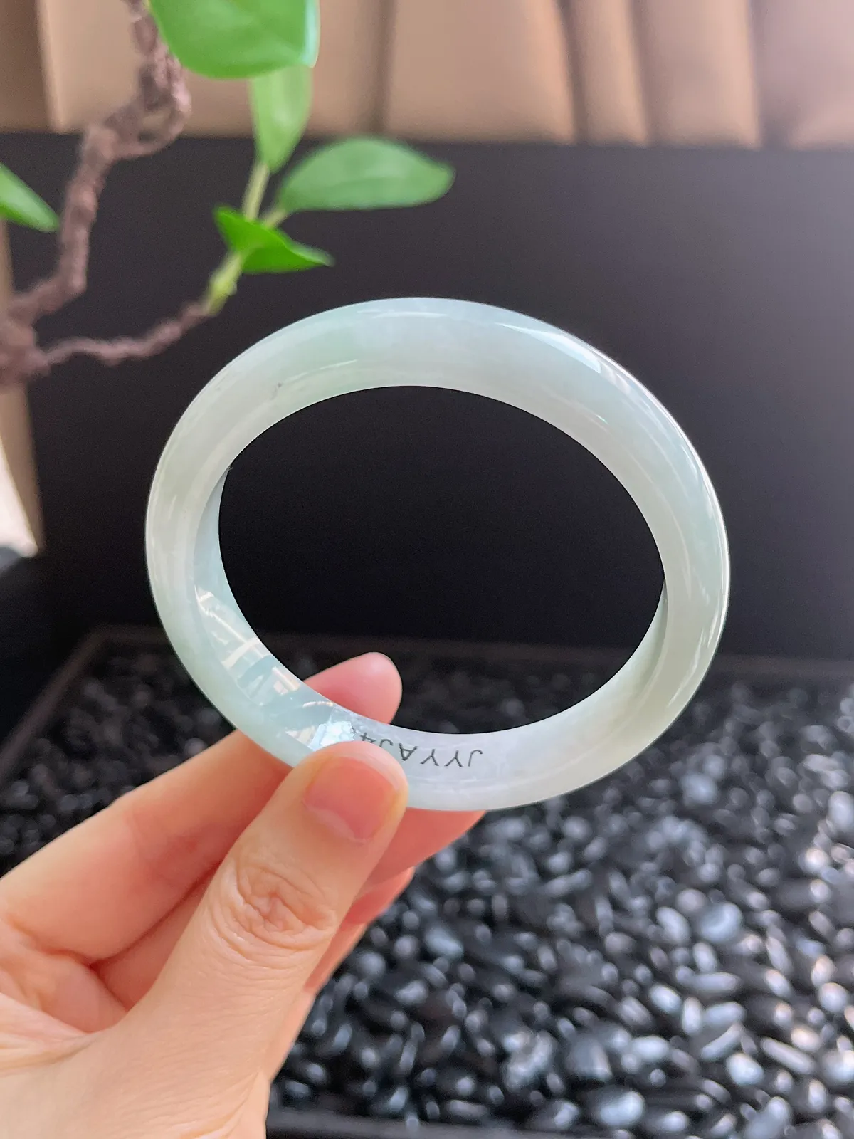 正圈57.6圈口，翡翠糯化种淡绿色手镯