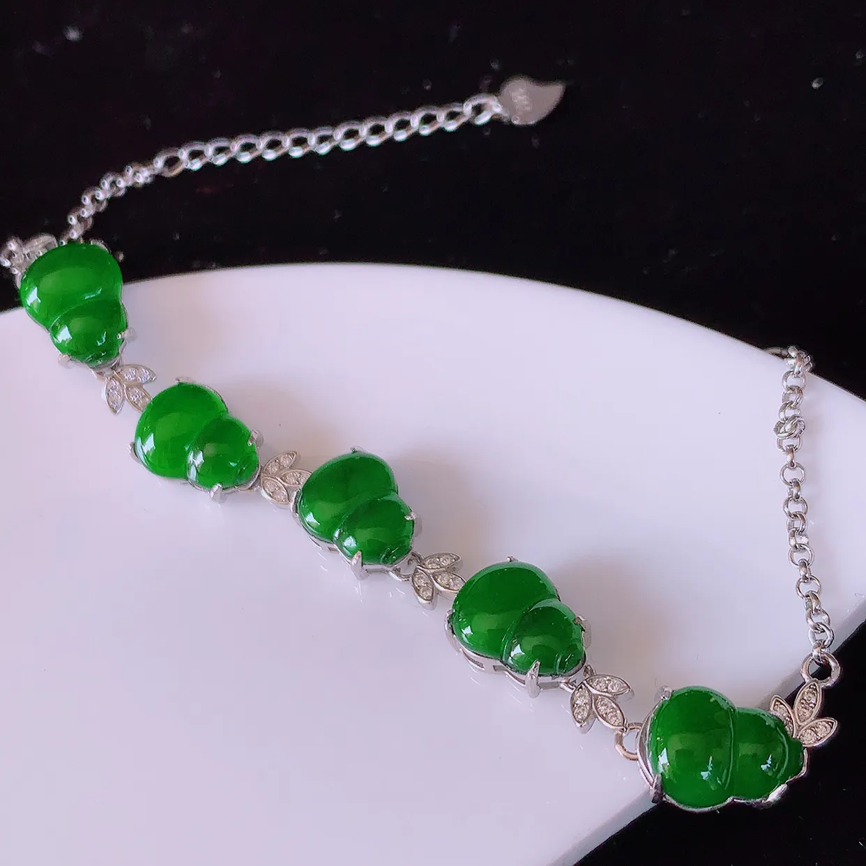 冰透满绿翡翠925银镶嵌手链，自然光实拍，翠色灵动，颜色漂亮，种老水足，品相佳，佩戴佳品！#97.2葫芦取一整体10*8*5裸石10*8