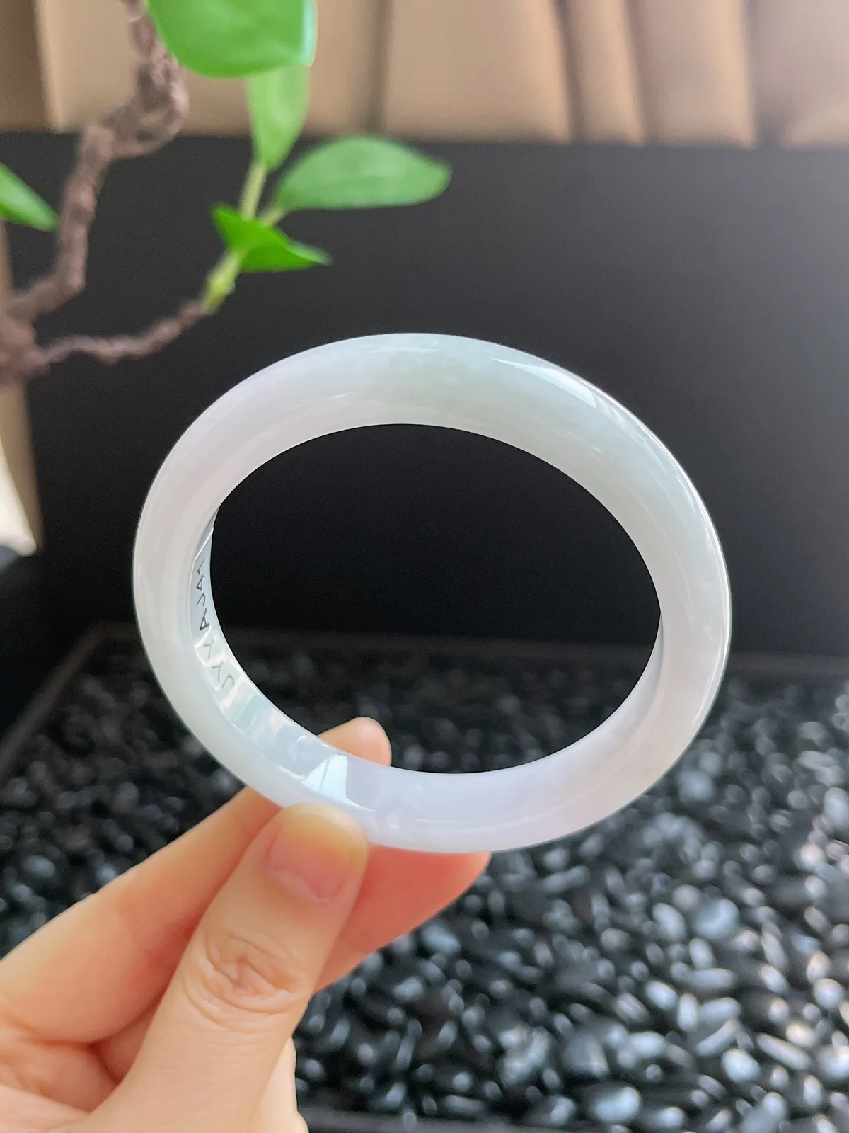 正圈58圈口，翡翠糯化种淡绿色手镯