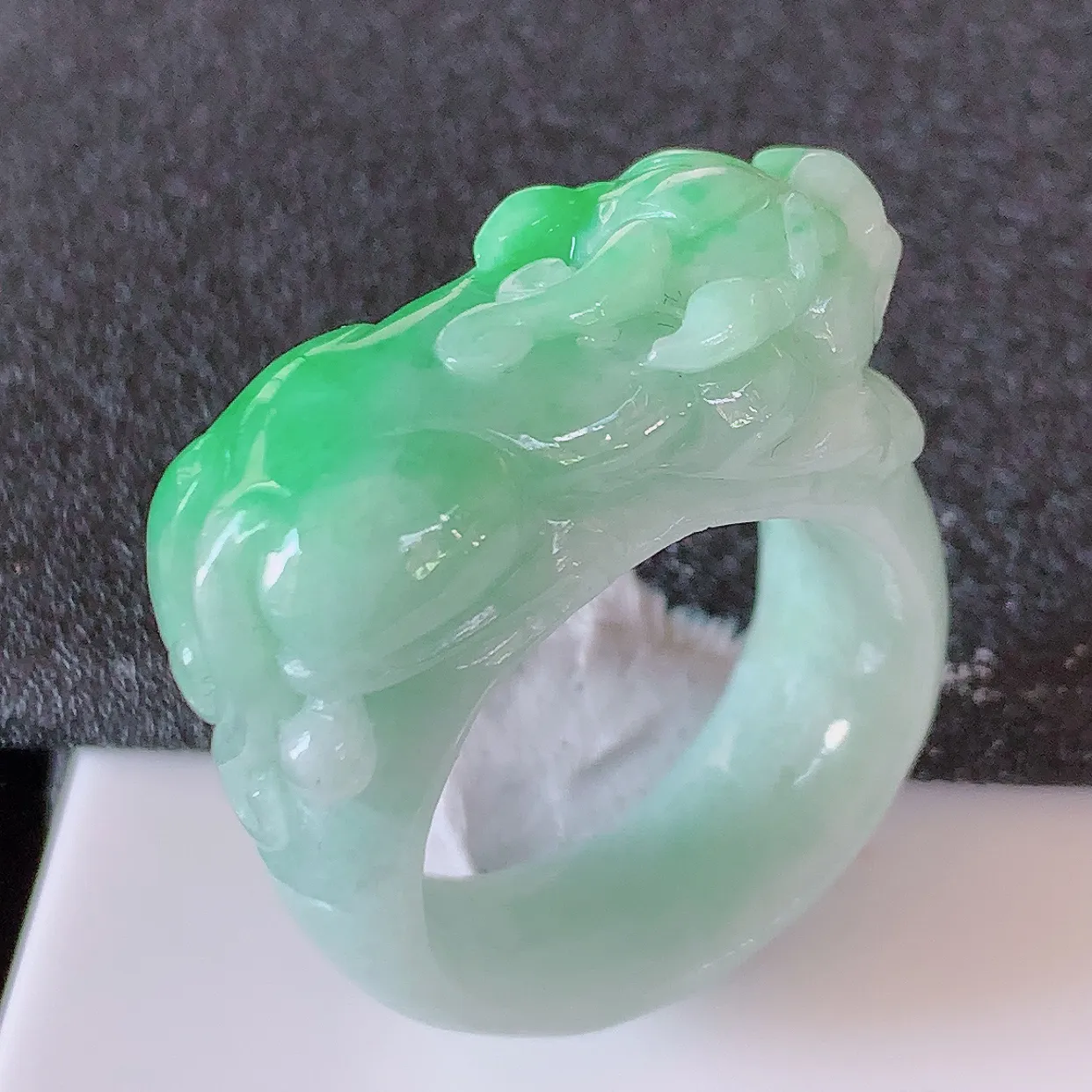 自然光实拍，飘绿翡翠貔貅扳指，20.2mm内径翡翠扳指，冰润指环，玉扳指，戒指，财源滚滚，玉质细腻起胶，24圈口，种水好！#1.2尺寸33*20.2*8.8*12