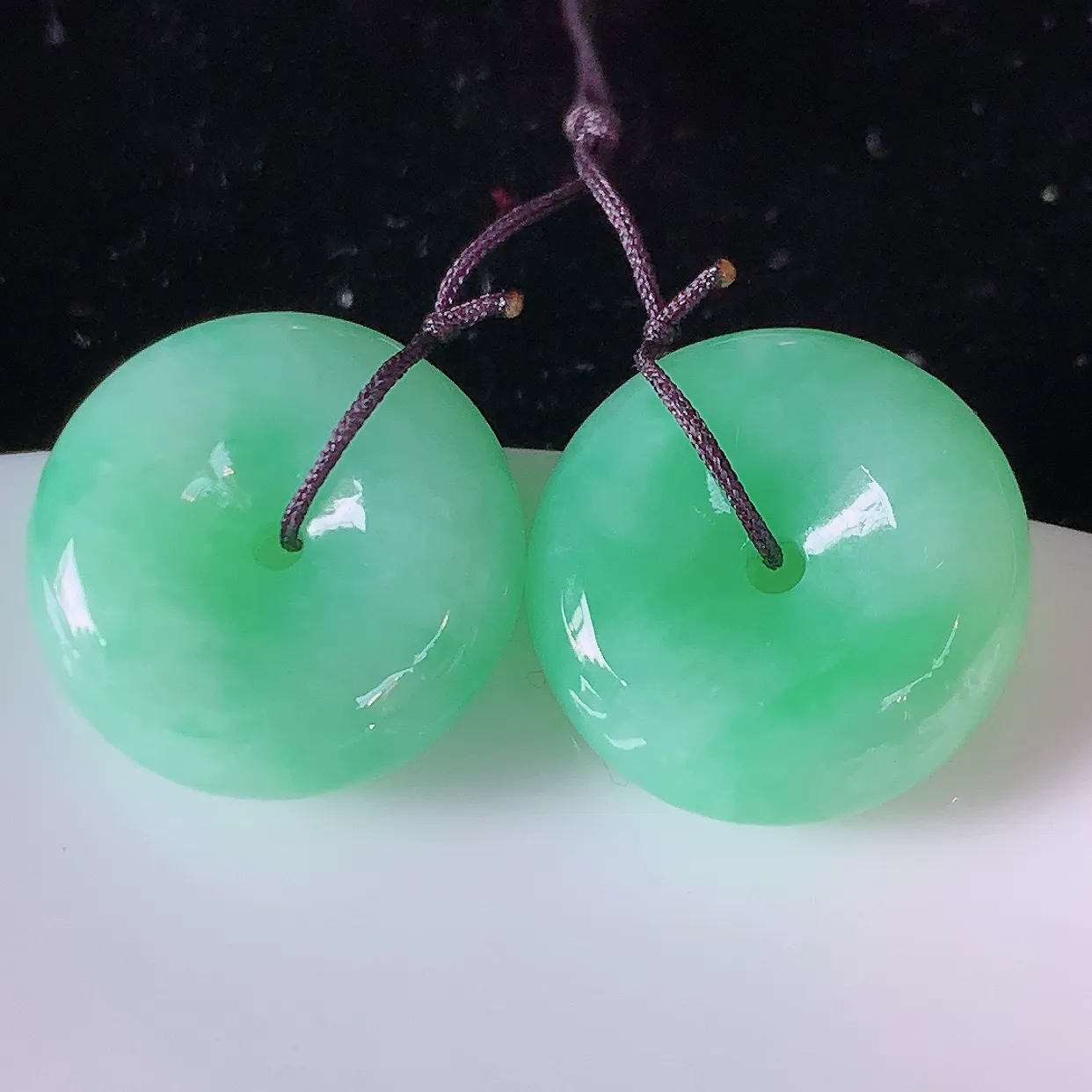 自然光实拍，冰润满绿翡翠一对平安扣，翠色灵动，玉质细腻，颜色漂亮，品相佳，佩戴佳品！配银线 #49.2尺寸15*5.8