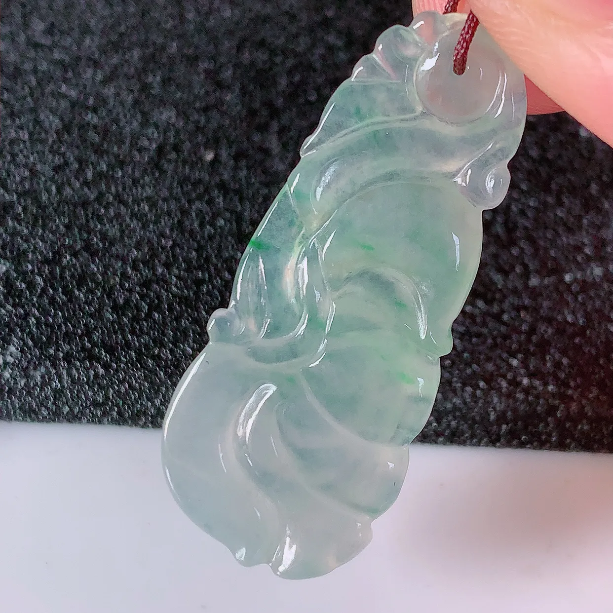 自然光实拍，冰种飘阳绿翡翠荷叶鱼、花开富贵玉坠，财源广进，自然隐逸、荷本是素不着尘之物，有和美之寓意。#41.2