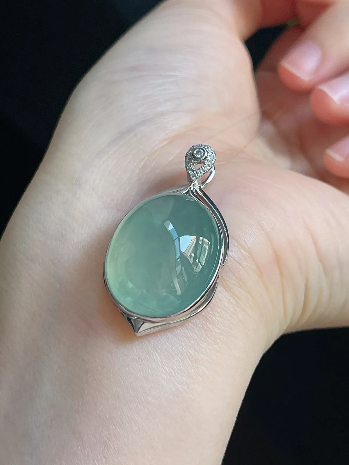 18k金翡翠冰糯种淡绿色蛋面吊坠