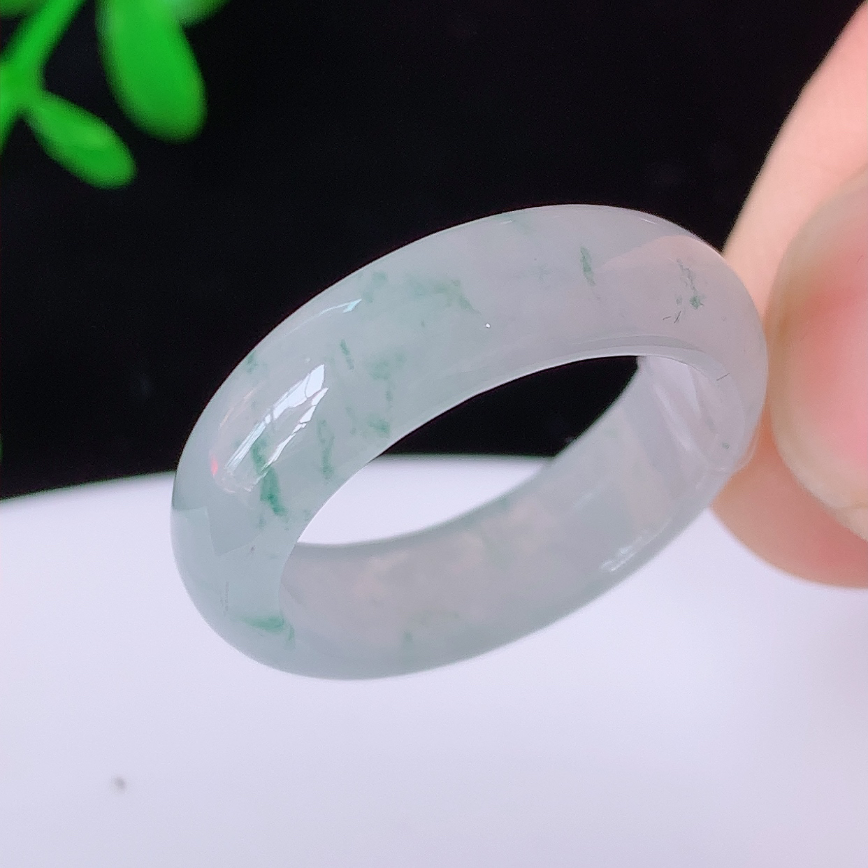 自然光实拍，17.8mm内径翡翠指环，玉戒指，玉质莹润，好精美好冰润的指环，16圈口， 上手纤巧！#49.30尺寸17.8*5.8*3