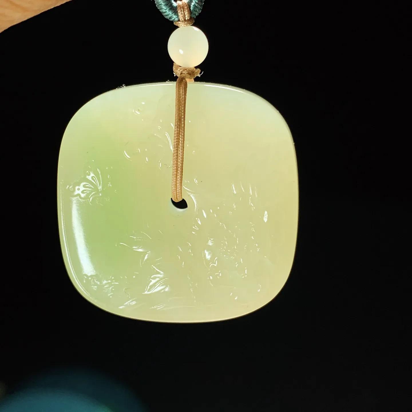 和田玉青海翠翠青蝶恋花四方平安扣挂件 尺寸32/10重21克 无裂无杂 玉质细腻油润 底色纯净 脂粉好，品质好。lt250103