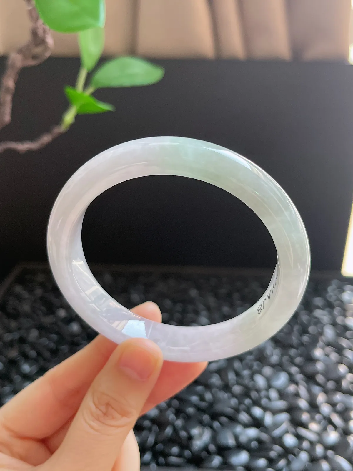 正圈58.8圈口，翡翠糯化种淡绿色手镯