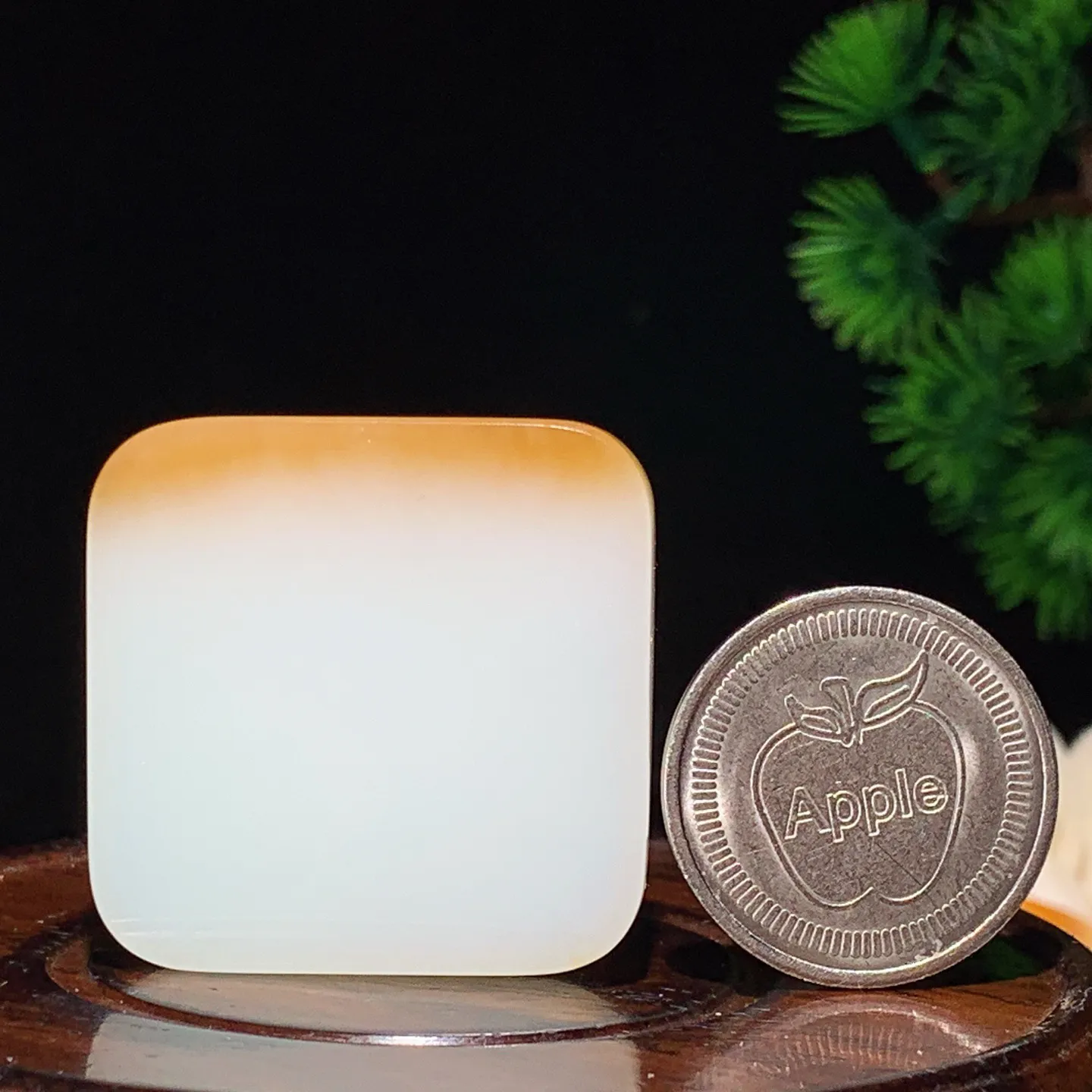 新疆和田玉羊脂白且末糖平安无事牌牌子挂件。尺寸35/11重31.3克 无裂无杂 玉质细腻油润 底色纯净 脂粉好，品质好。lt250103