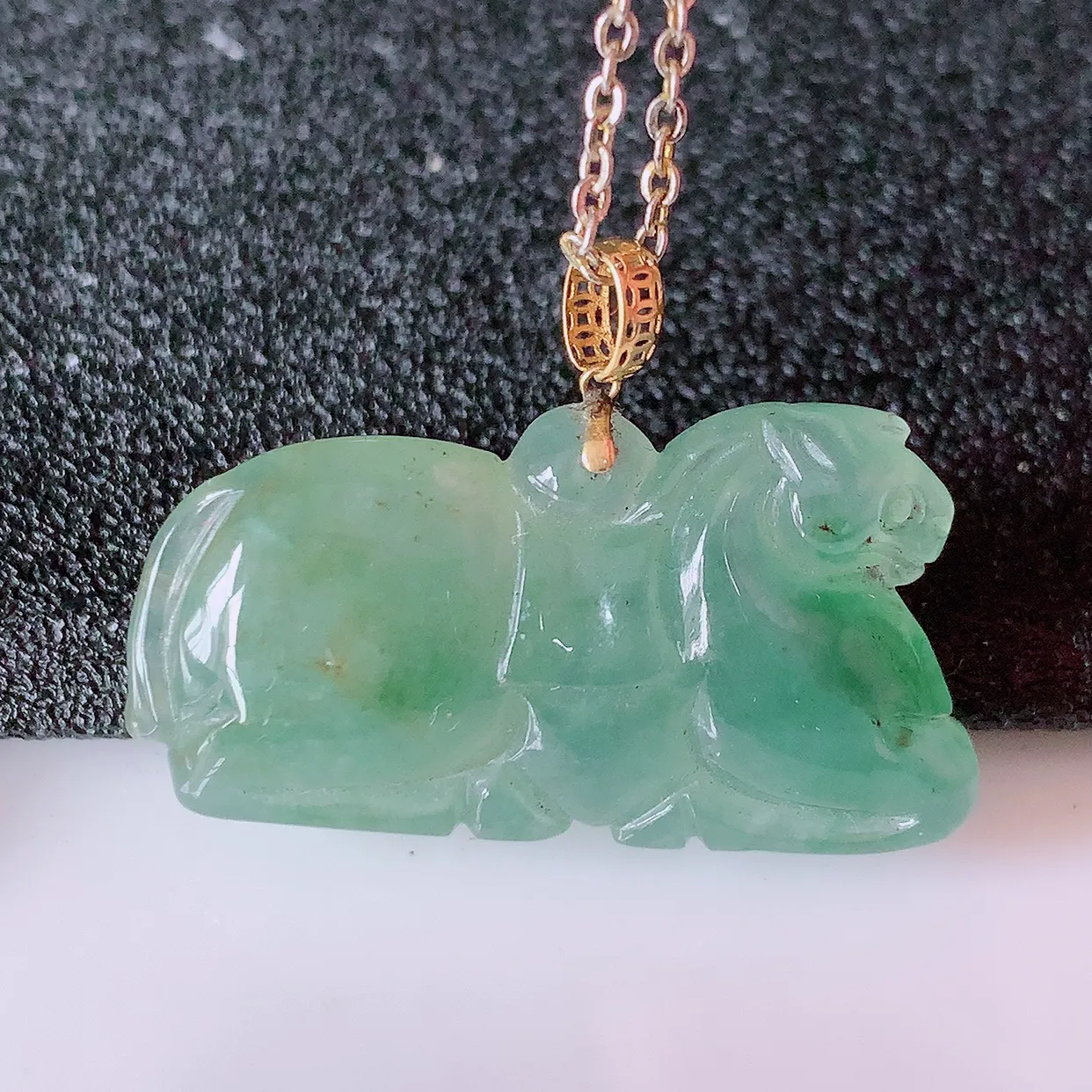 18K金镶嵌冰种黄加绿翡翠生肖马上有钱吊坠，种老水足，雕工精湛 ，寓意美好， 佩戴时尚出众！#1.30