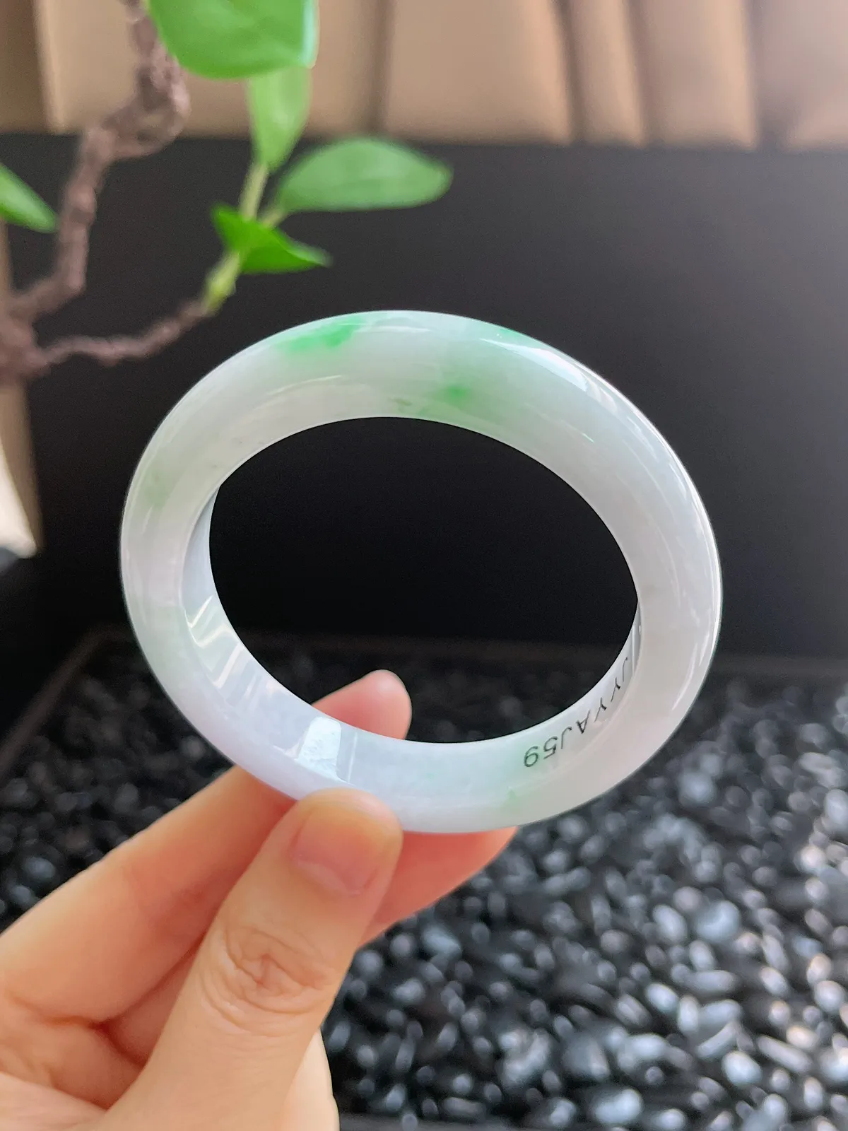 正圈51.7圈口，翡翠糯化种飘绿手镯