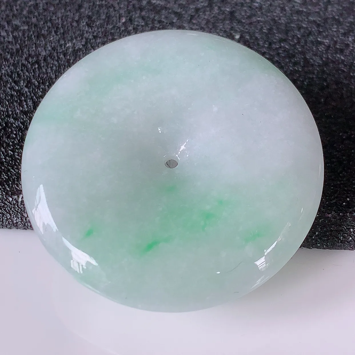 自然光实拍，冰润飘绿翡翠平安扣吊坠，形体饱满圆润，平安扣肥嘟嘟的，平平安安，种水很好， 配戴精美！#