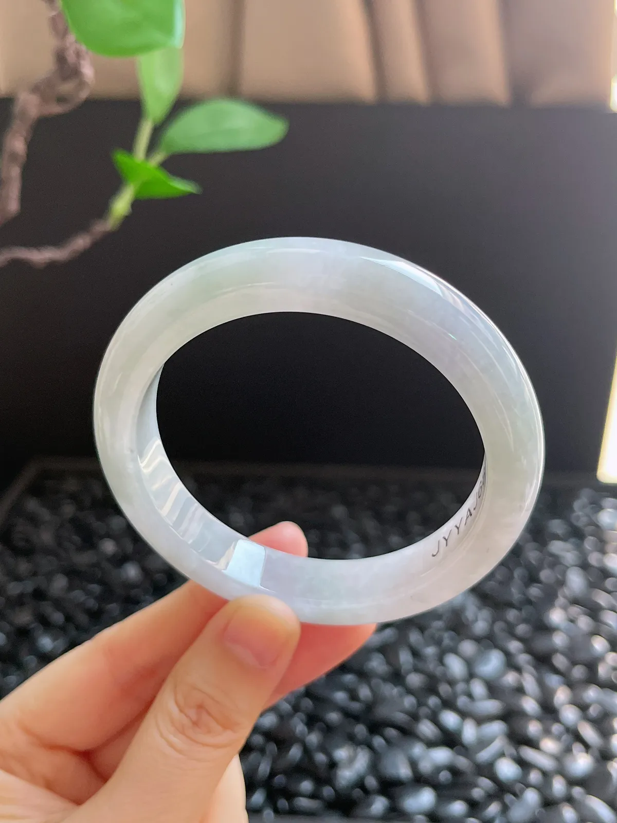 正圈56.7圈口，翡翠糯化种白色手镯