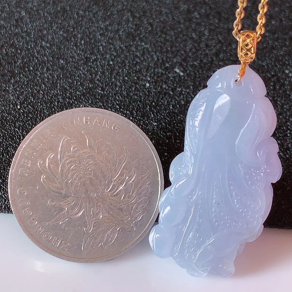 18K金镶嵌冰紫罗兰翡翠招百财白菜吊坠，百财聚来，财源滚滚，色泽鲜艳，精工水润的白菜，性价比高！#1.2