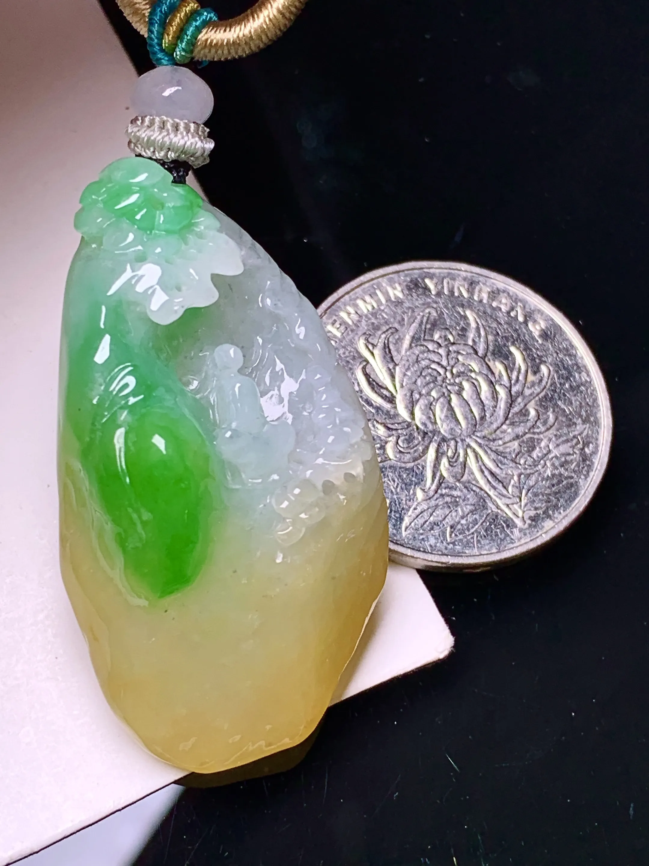 飘黄绿山水悟道吊坠 玉质细腻 色泽清新艳丽 整体尺寸41.5*22.5*15.7