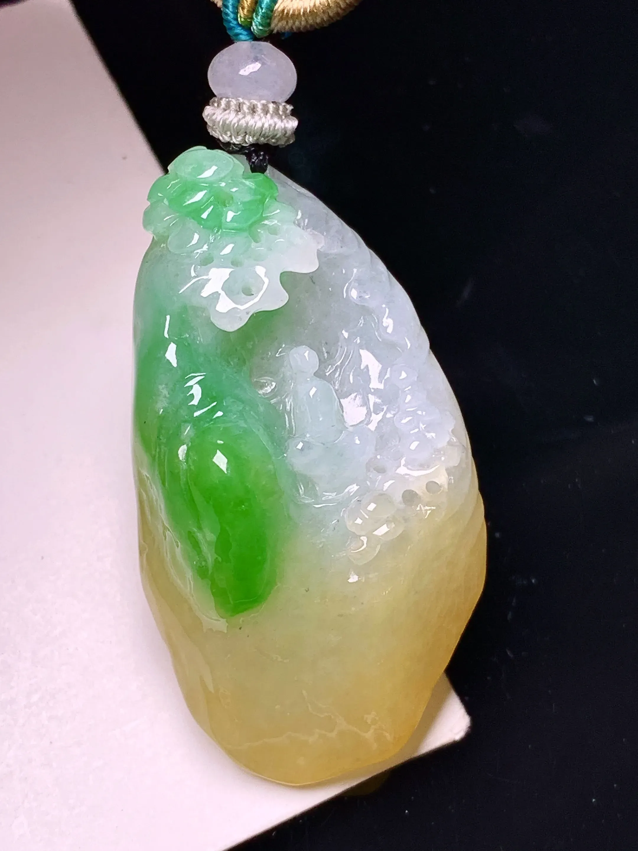 飘黄绿山水悟道吊坠 玉质细腻 色泽清新艳丽 整体尺寸41.5*22.5*15.7