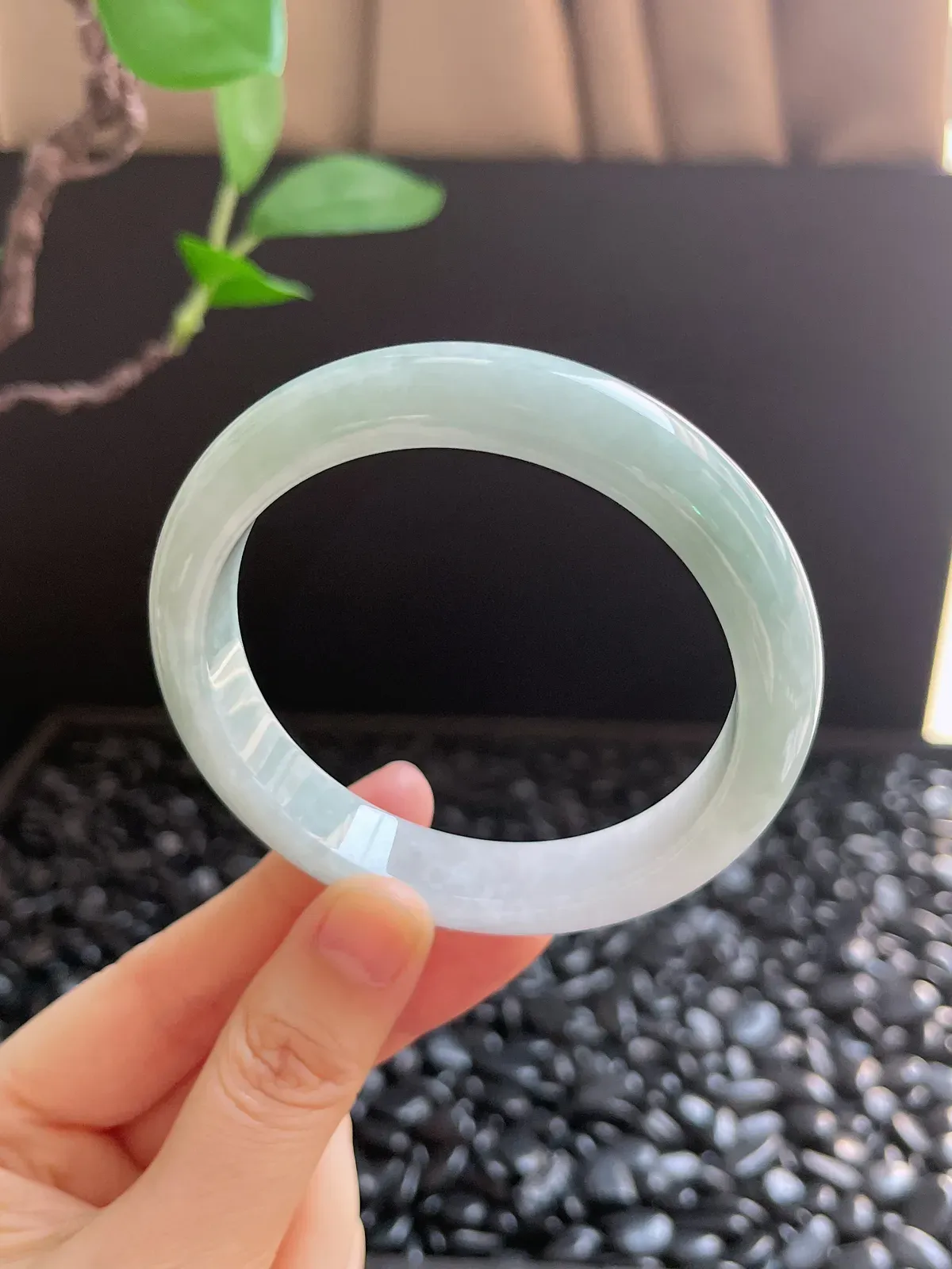 正圈57.8圈口，翡翠糯化种淡绿色手镯