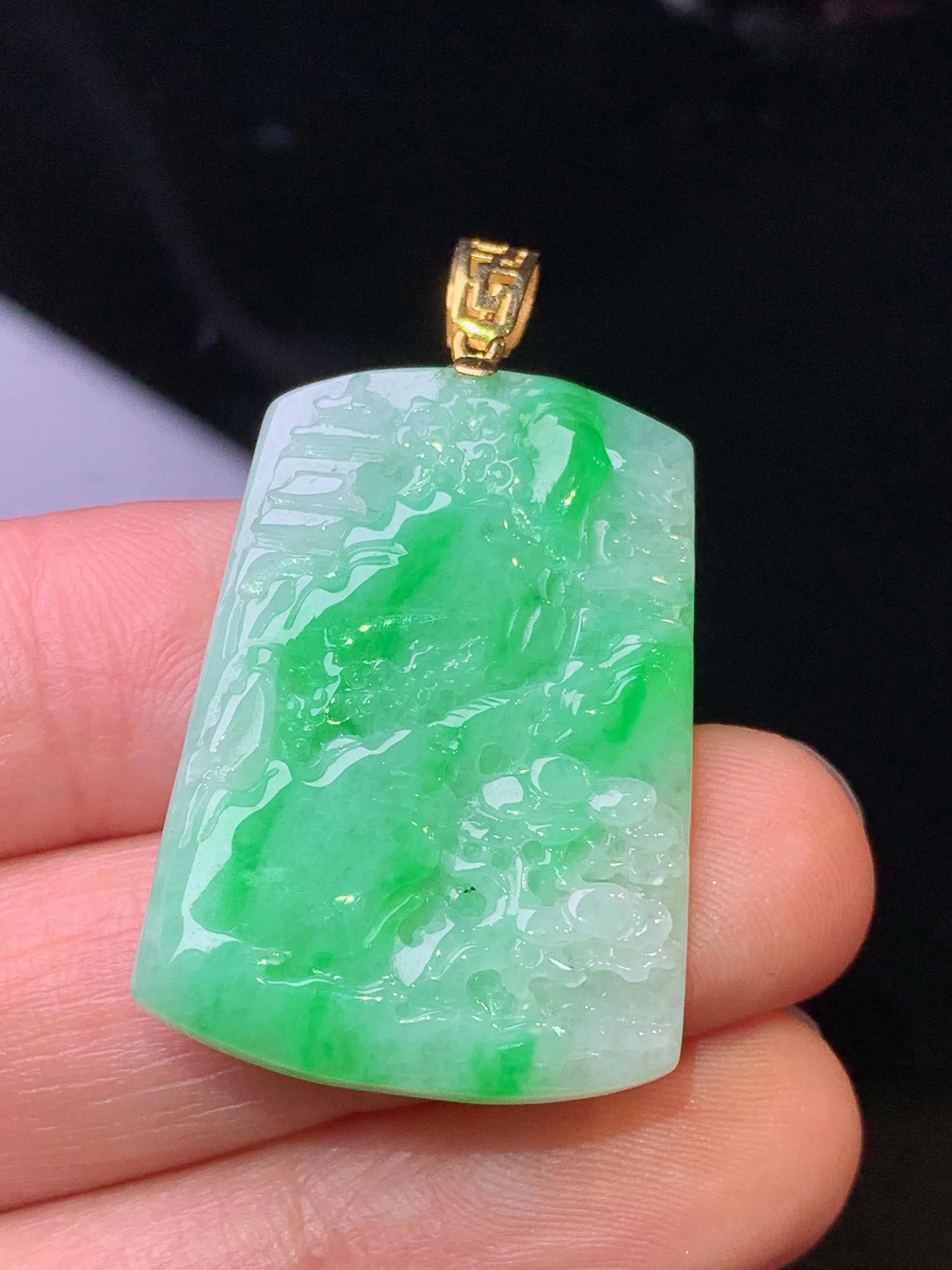 18k金镶嵌翠绿山水牌子吊坠 玉质细腻 色泽清新艳丽 整体尺寸38.5*21.5*5.2