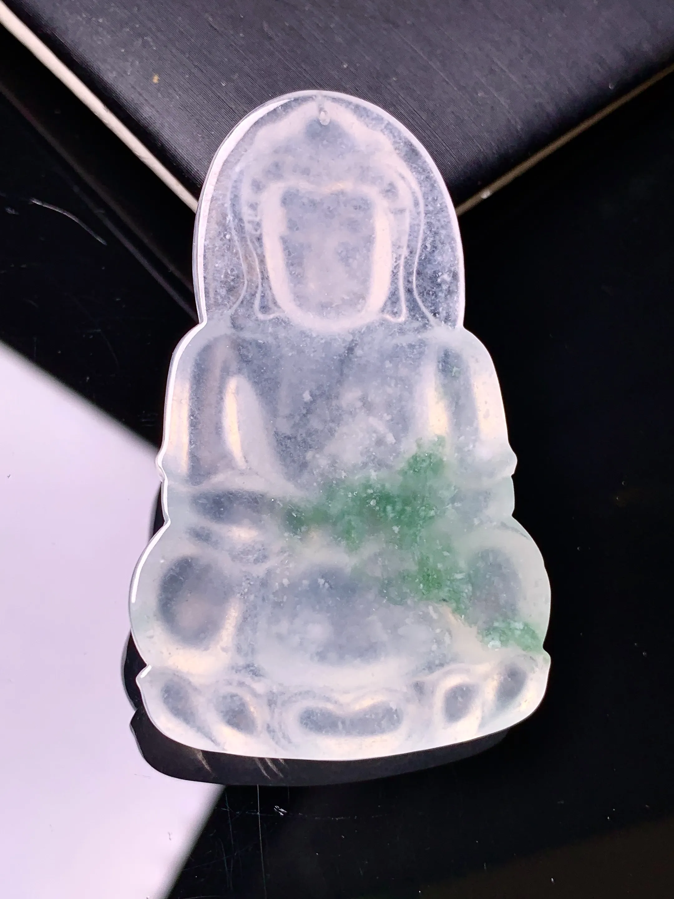 冰种飘绿观音菩萨吊坠 玉质细腻 色泽清新艳丽 整体尺寸50.9*32*6