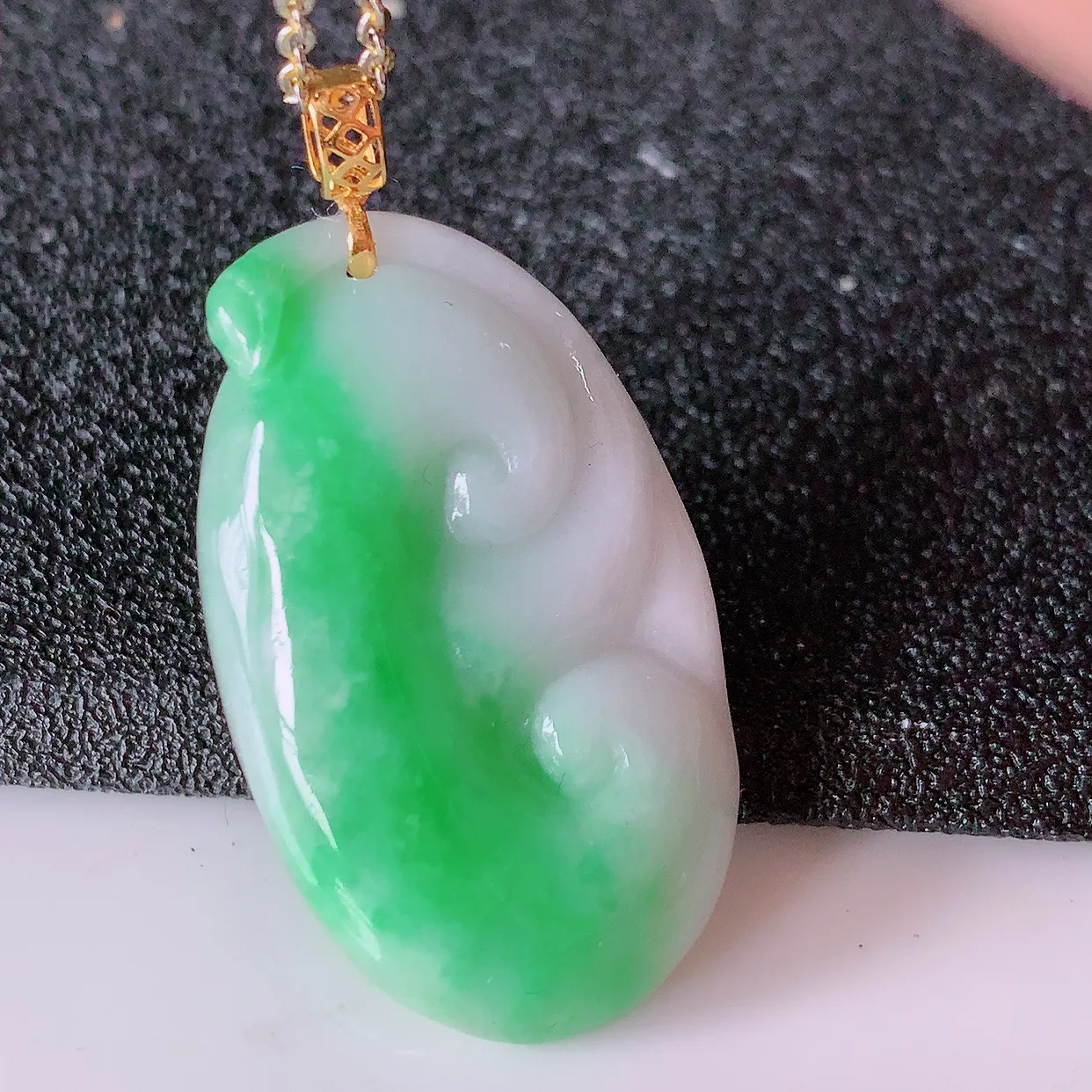 18K金镶嵌飘绿翡翠如意吊坠，简单的镶嵌设计、让玉坠百搭又精致，寓意着吉祥， 事事如意！#1.30