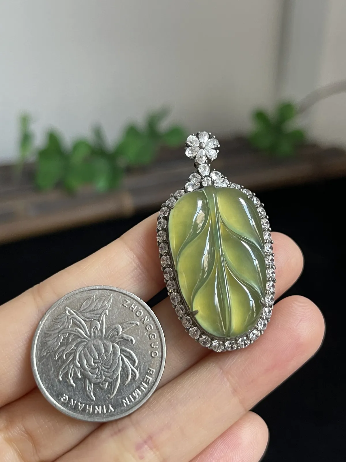 翡翠冰种黄加绿叶子，；底部垫色