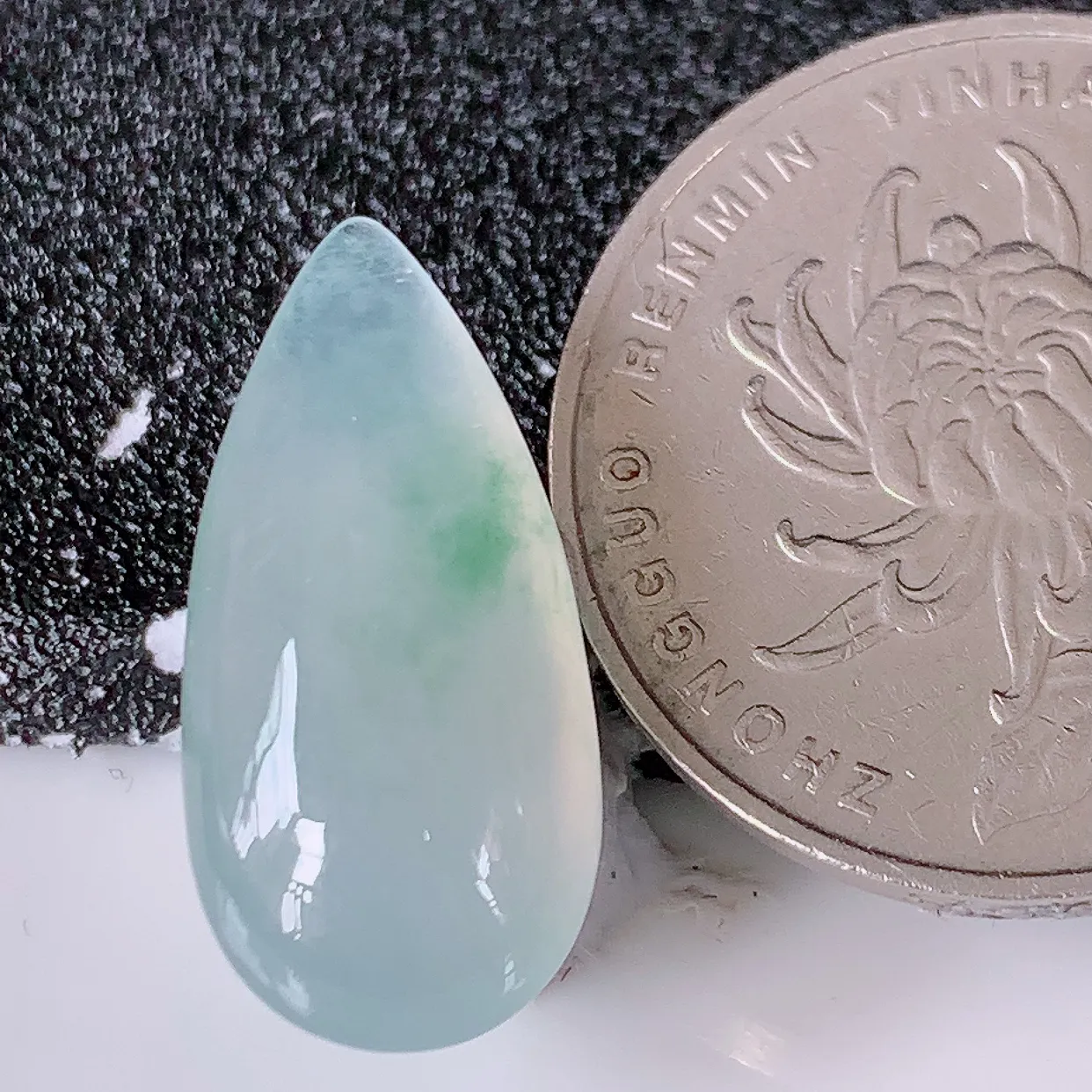 自然光实拍，冰种飘花翡翠水滴戒面，蛋面，翠色灵动，玉质细腻，颜色漂亮，品相佳， 镶嵌更靓，佩戴佳品！#94.30