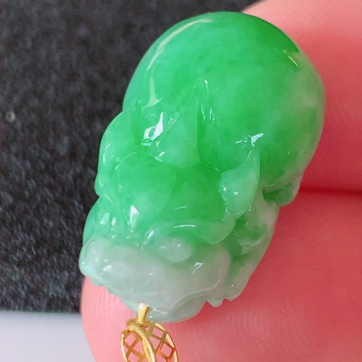 18K金镶嵌满绿翡翠招财貔貅吊坠，民间有“一摸貔貅运程旺盛，再摸貔貅财运滚滚，三摸貔貅平步青云 ”的美好祝愿。#1.2整体26.5裸石22.5*14.5-11