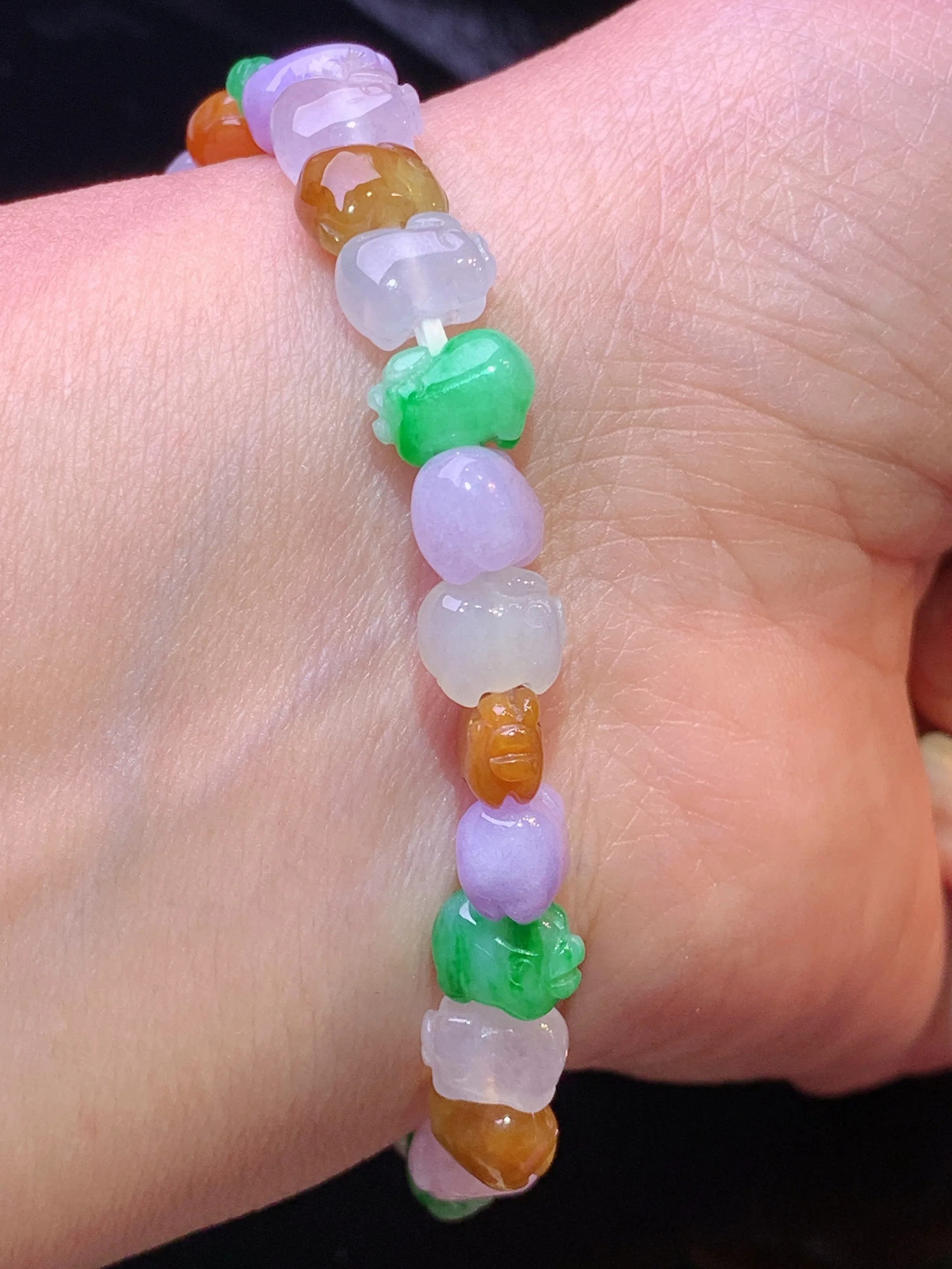 多彩生肖猪手链 玉质细腻 色泽清新艳丽 整体尺寸8.5*6.3*5.3