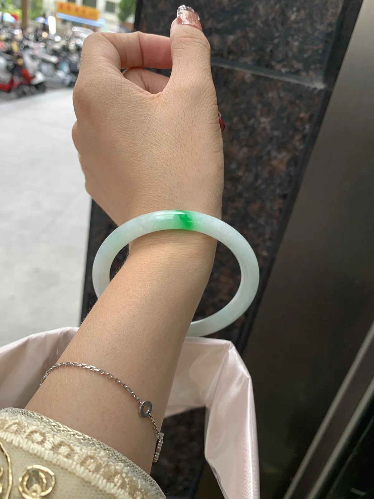 私人专拍
白底青美人条
57.6-7.3-7.5
底妆水润细腻，一抹阳绿花色点睛之笔，更显灵动，有生命力。