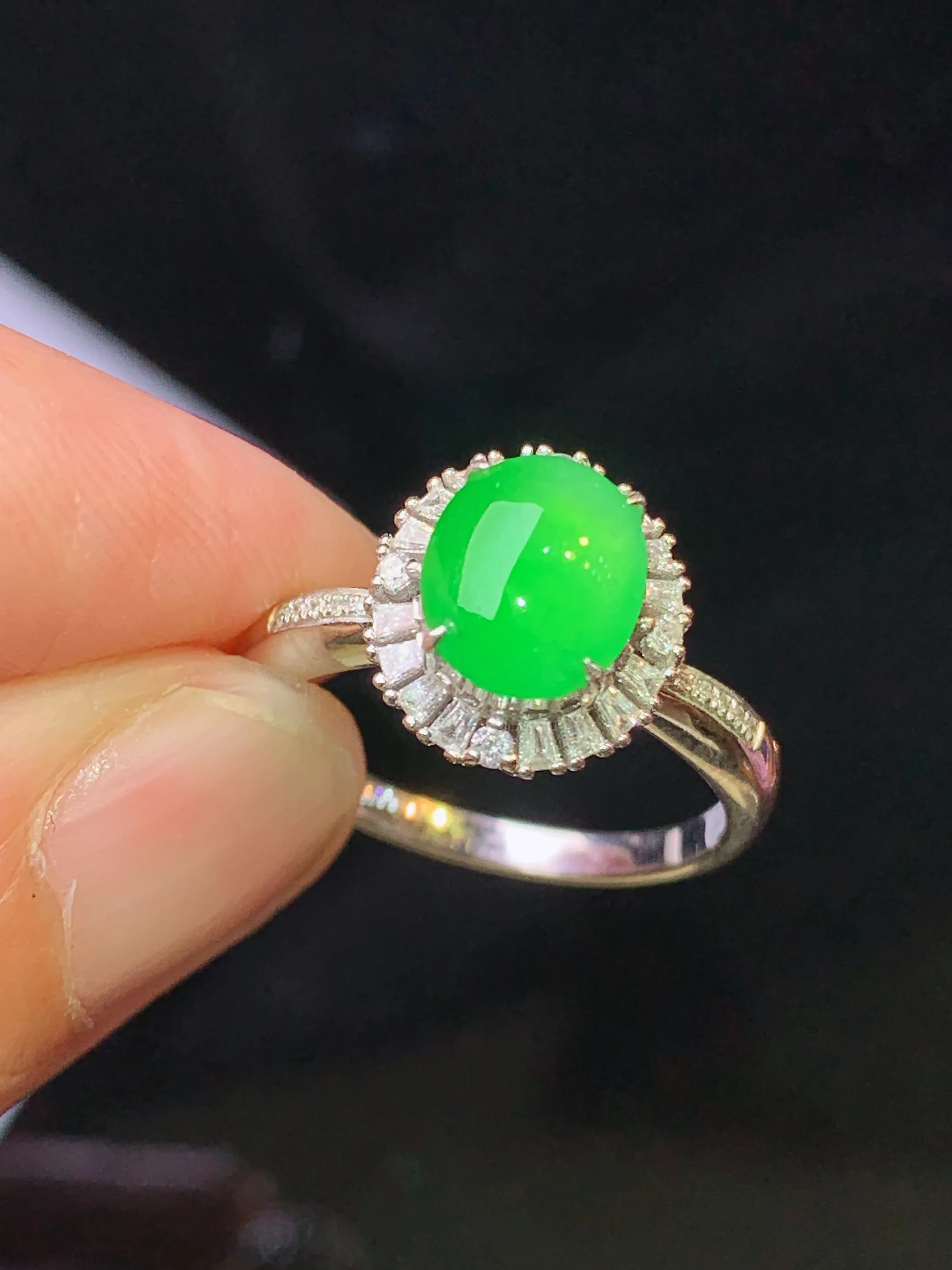 18k金钻镶嵌翠绿蛋面戒指 玉质细腻 色泽清新艳丽 圈口13.5 整体尺寸11.5*10.3*7.8