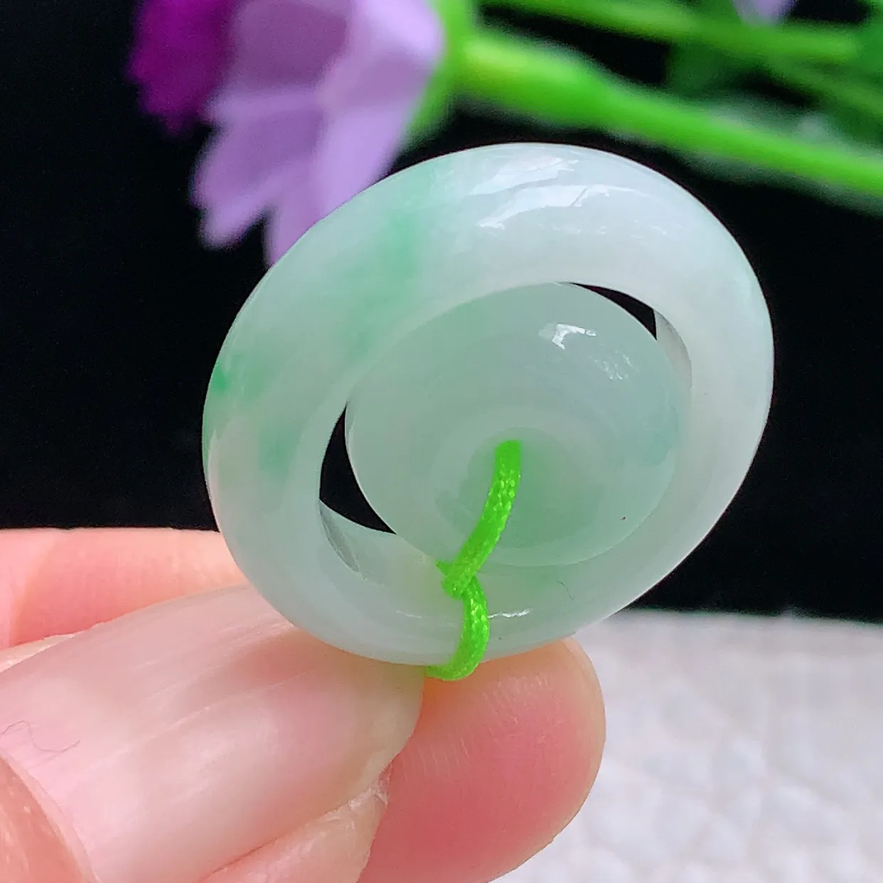 py实拍22.8*6缅甸翡翠精雕飘绿清秀子母扣 代代平安玉项坠 玉挂件