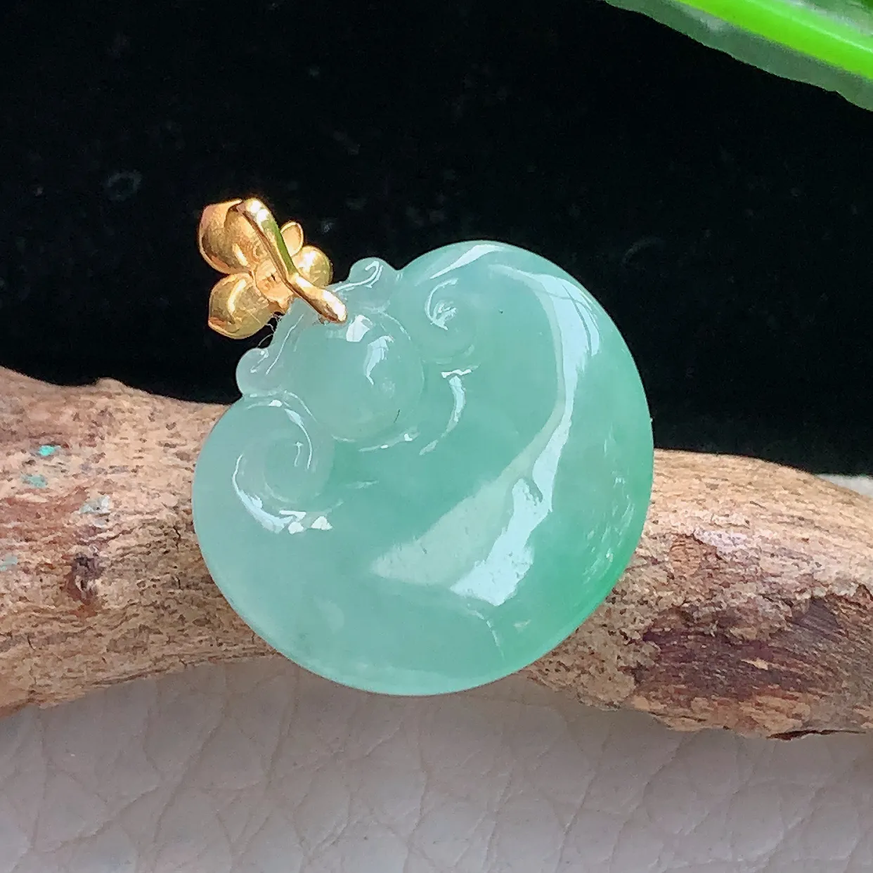 lz实拍22*16.5*18.8*6.8缅甸翡翠精雕冰绿平安如意玉项坠 玉挂件