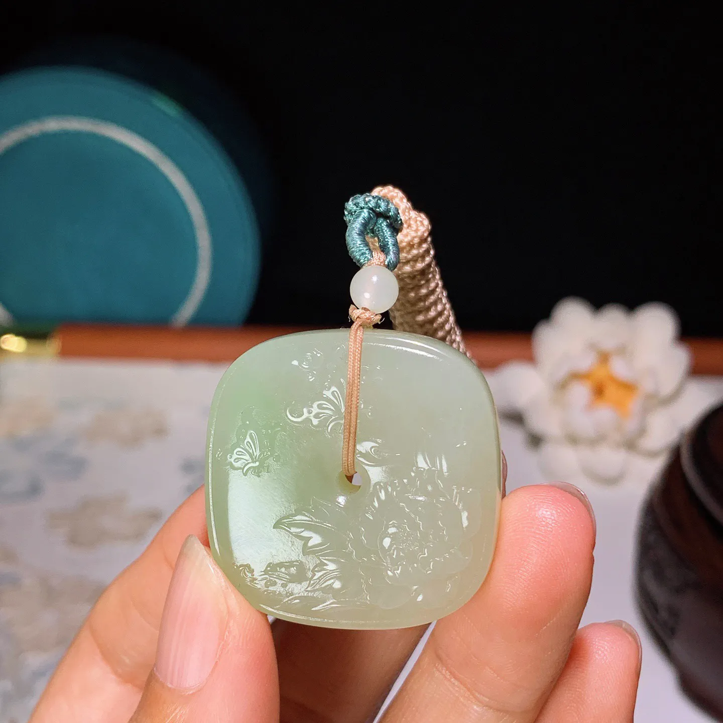 和田玉青海翠翠青蝶恋花四方平安扣挂件 尺寸32/10重21克 无裂无杂 玉质细腻油润 底色纯净 脂粉